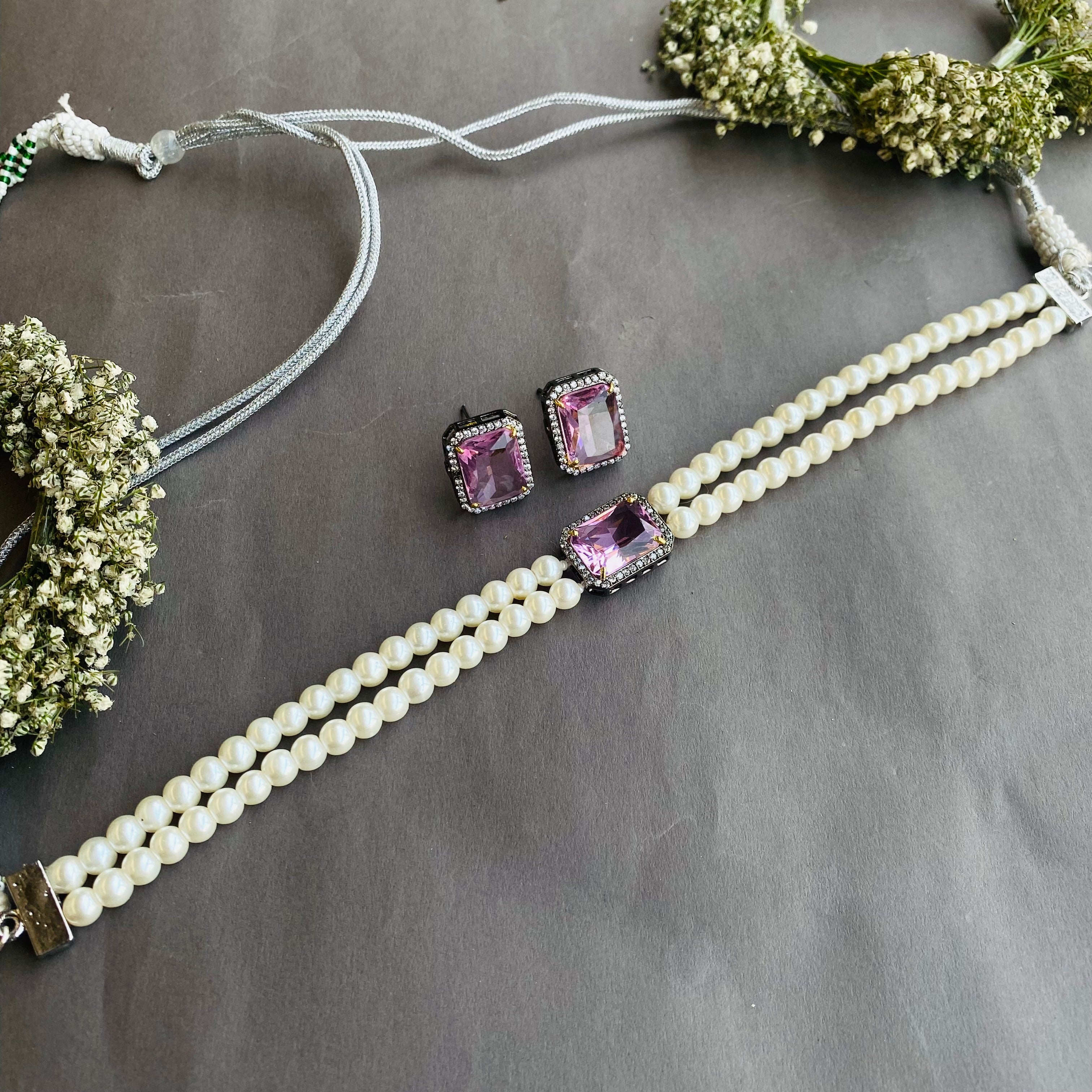Ad Anika  choker