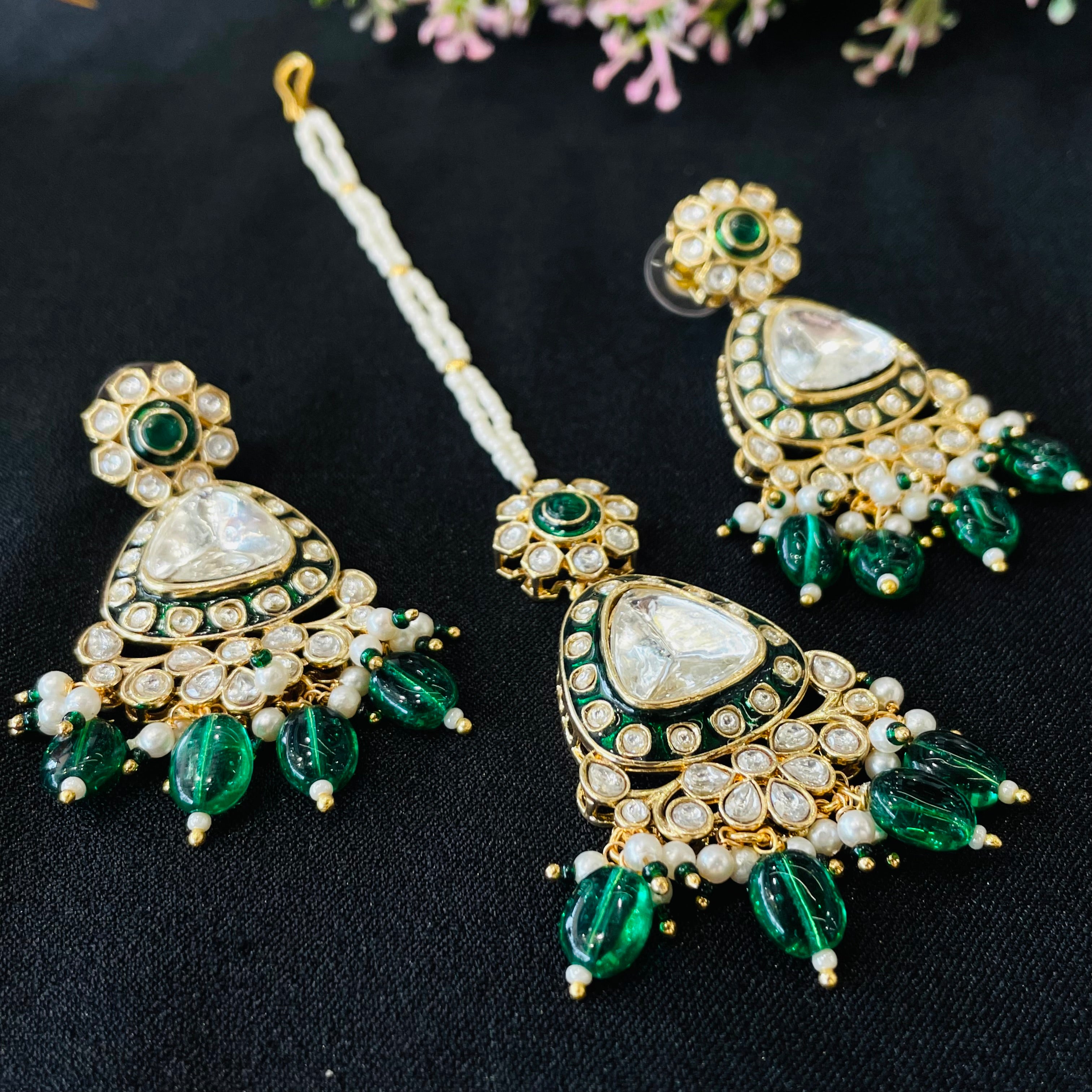 Nayaab Priya Tikka With Earrings