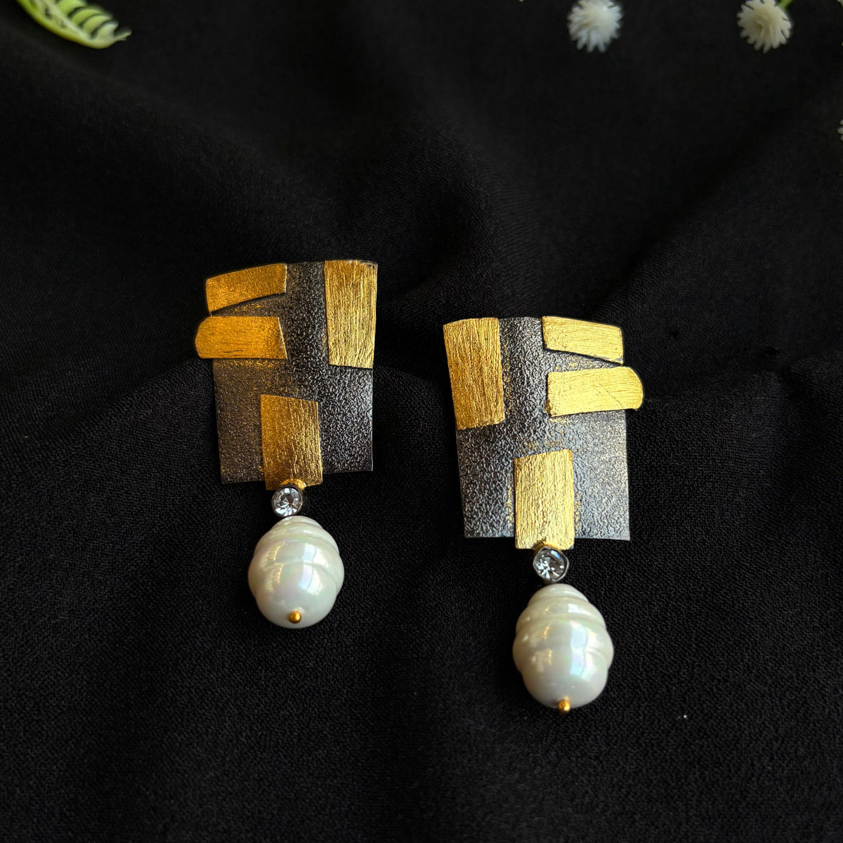 Vyanika Pearl Earrings