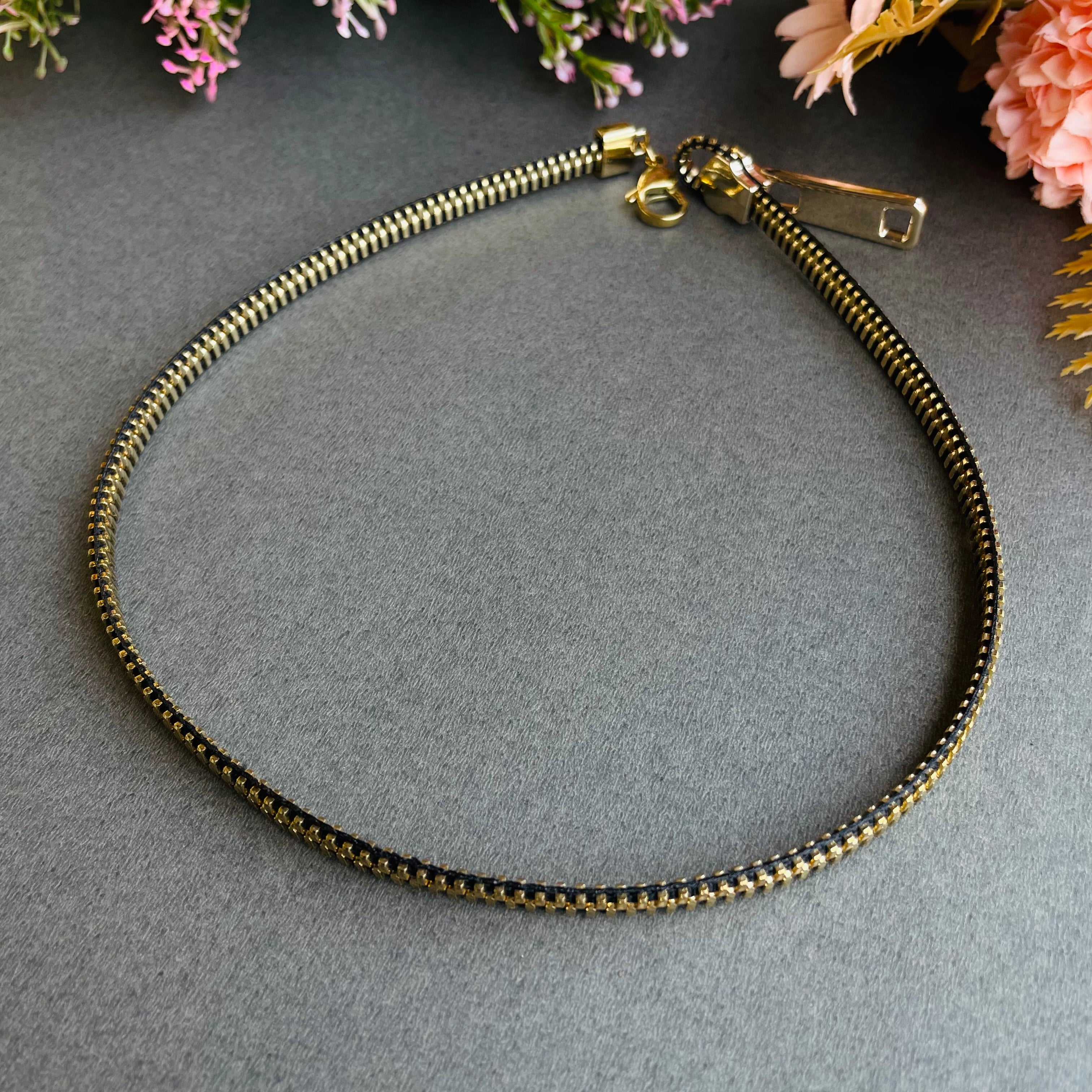 Layla zipper Neckpiece