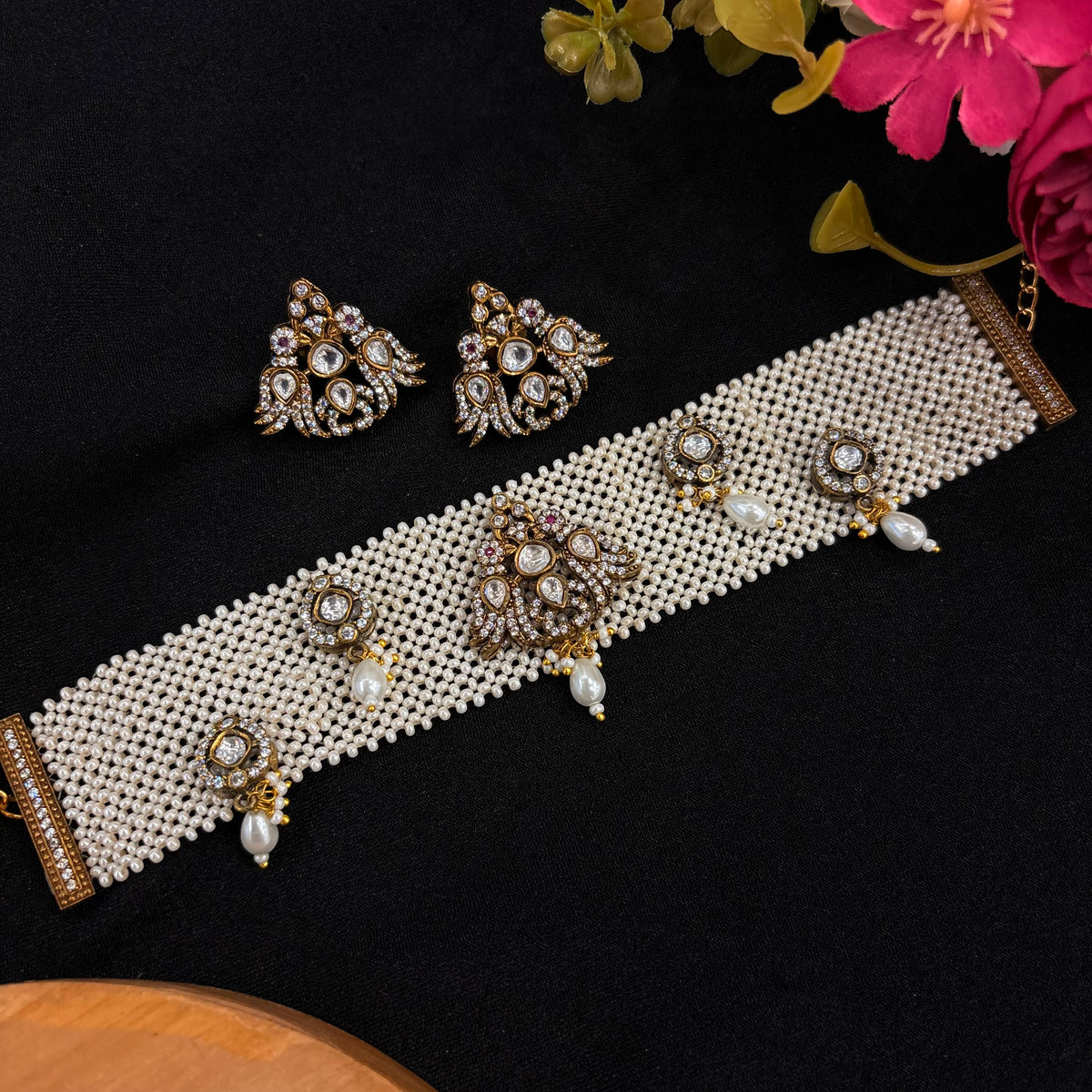 Nayaab Vanya Choker