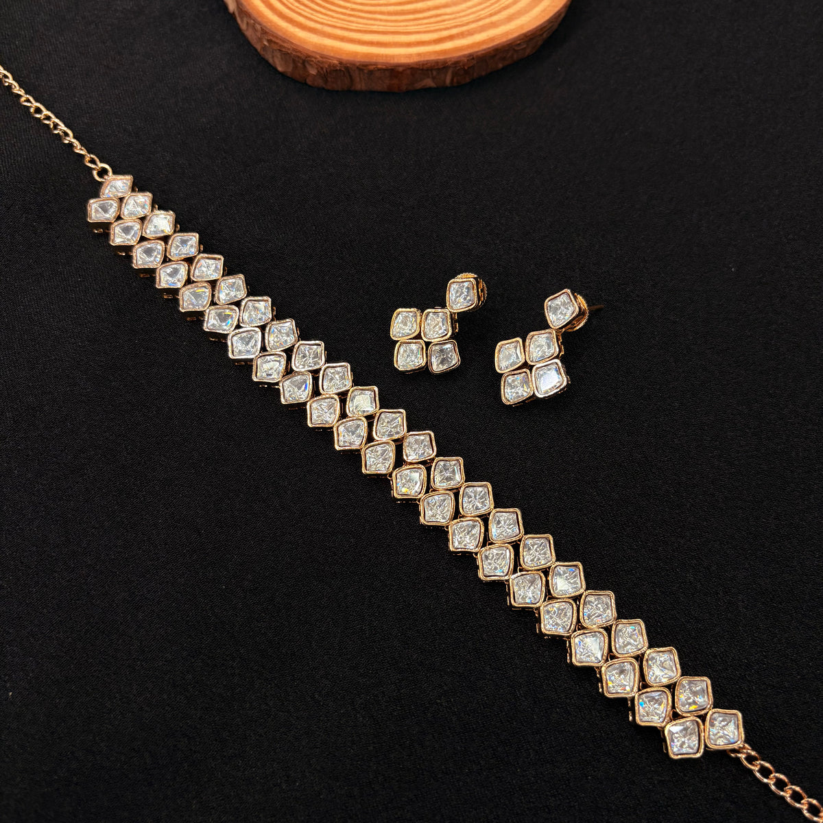 Aadhya Geometric Glow Neckpiece