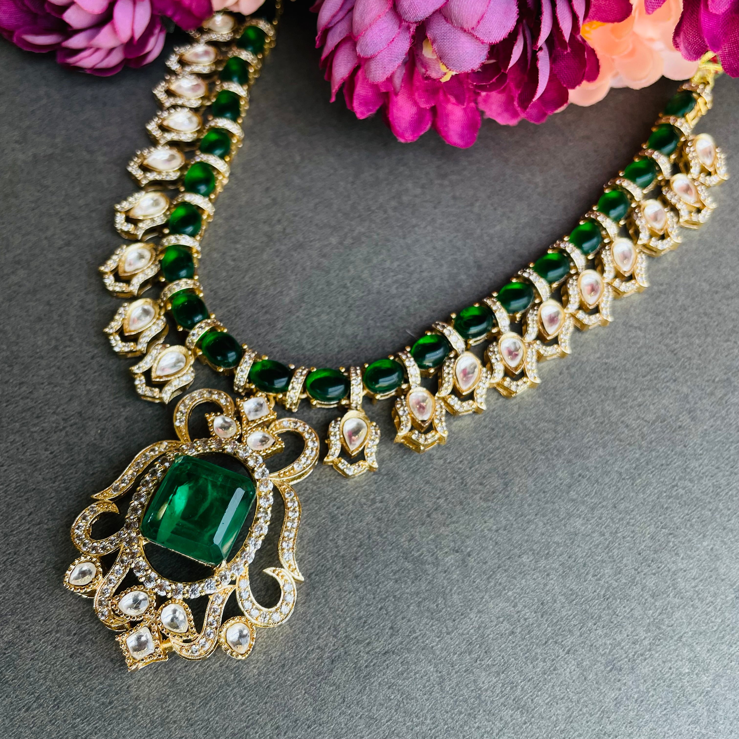 Nayaab zulekha neckpiece