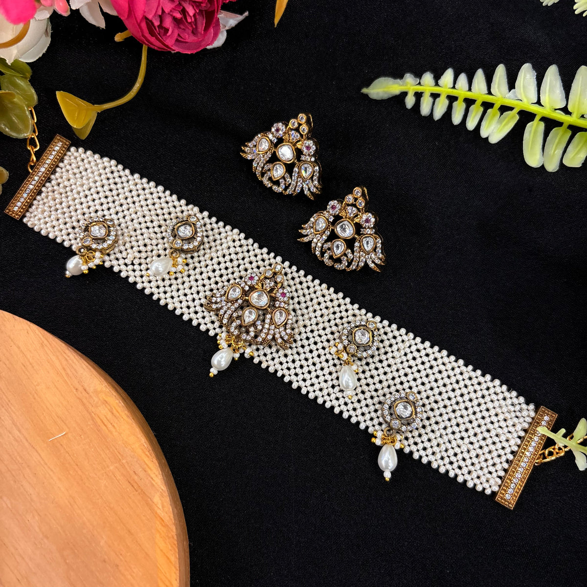 Nayaab Vanya Choker