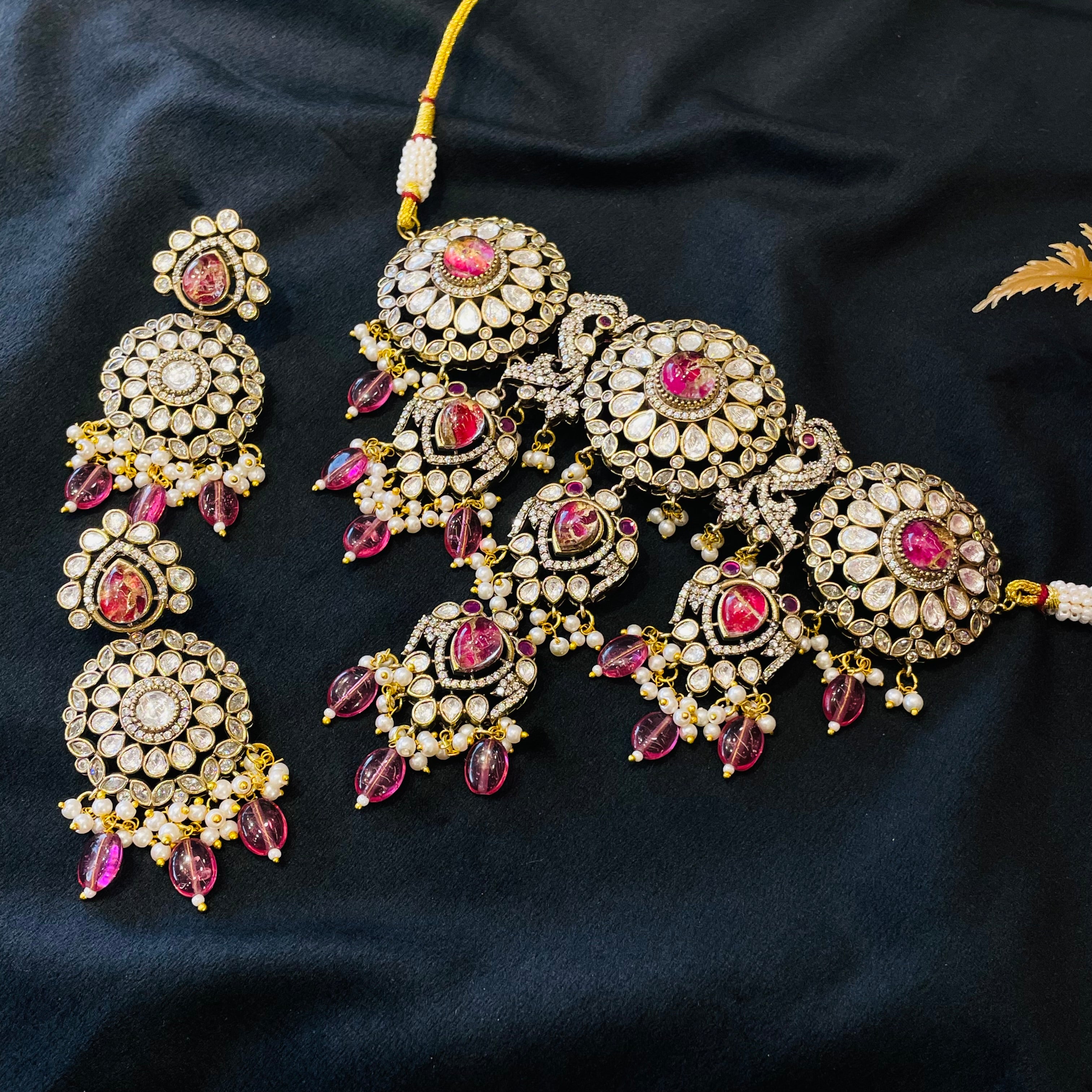 Nayaab Roohi Choker