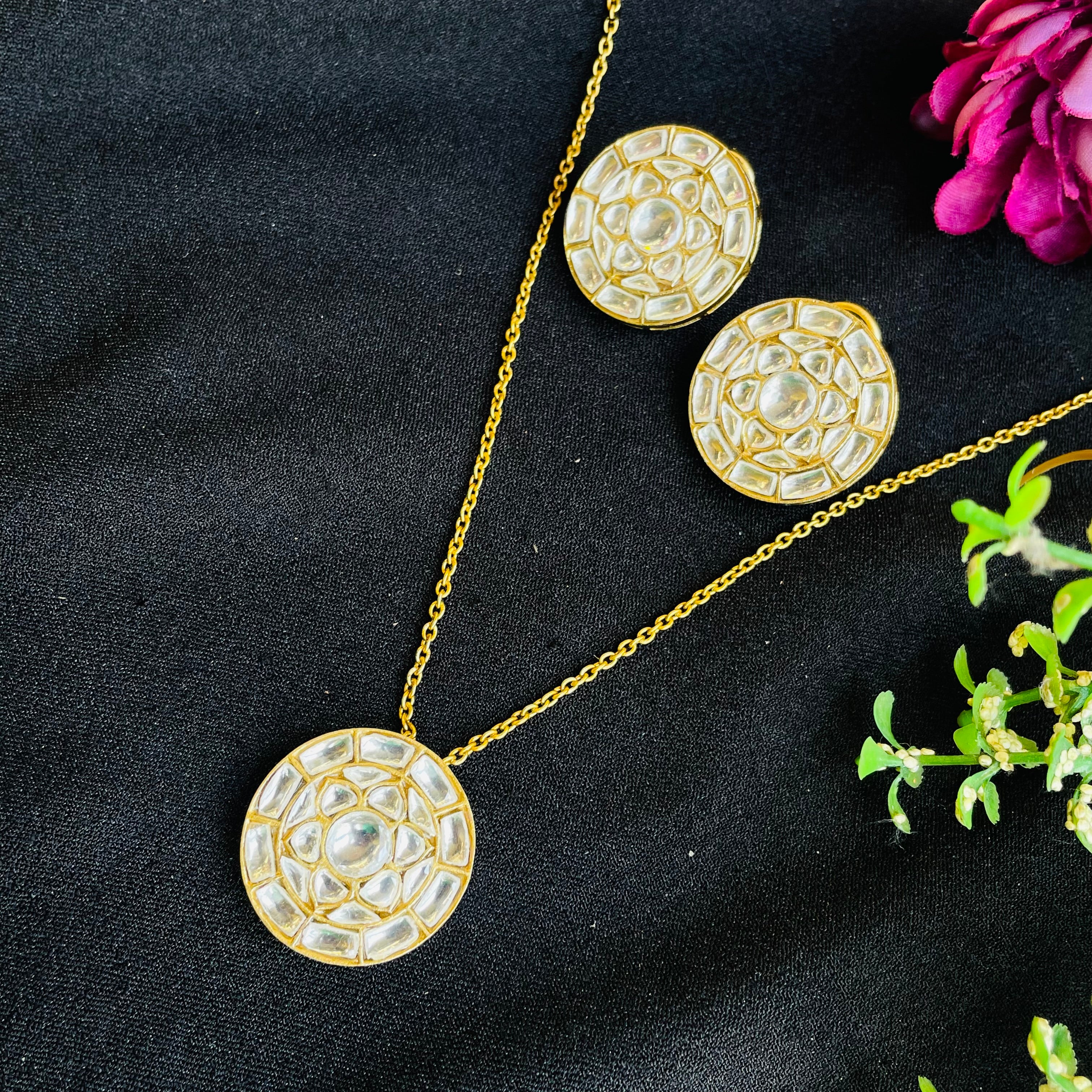 Nayaab kirti pendant