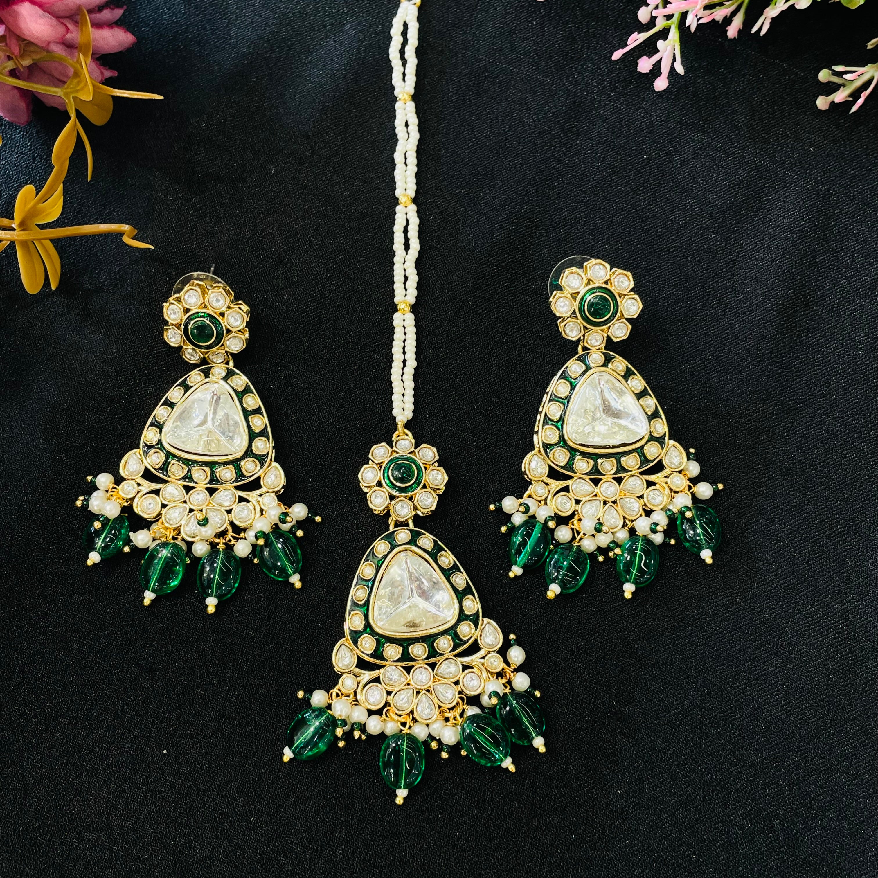 Nayaab Priya Tikka With Earrings