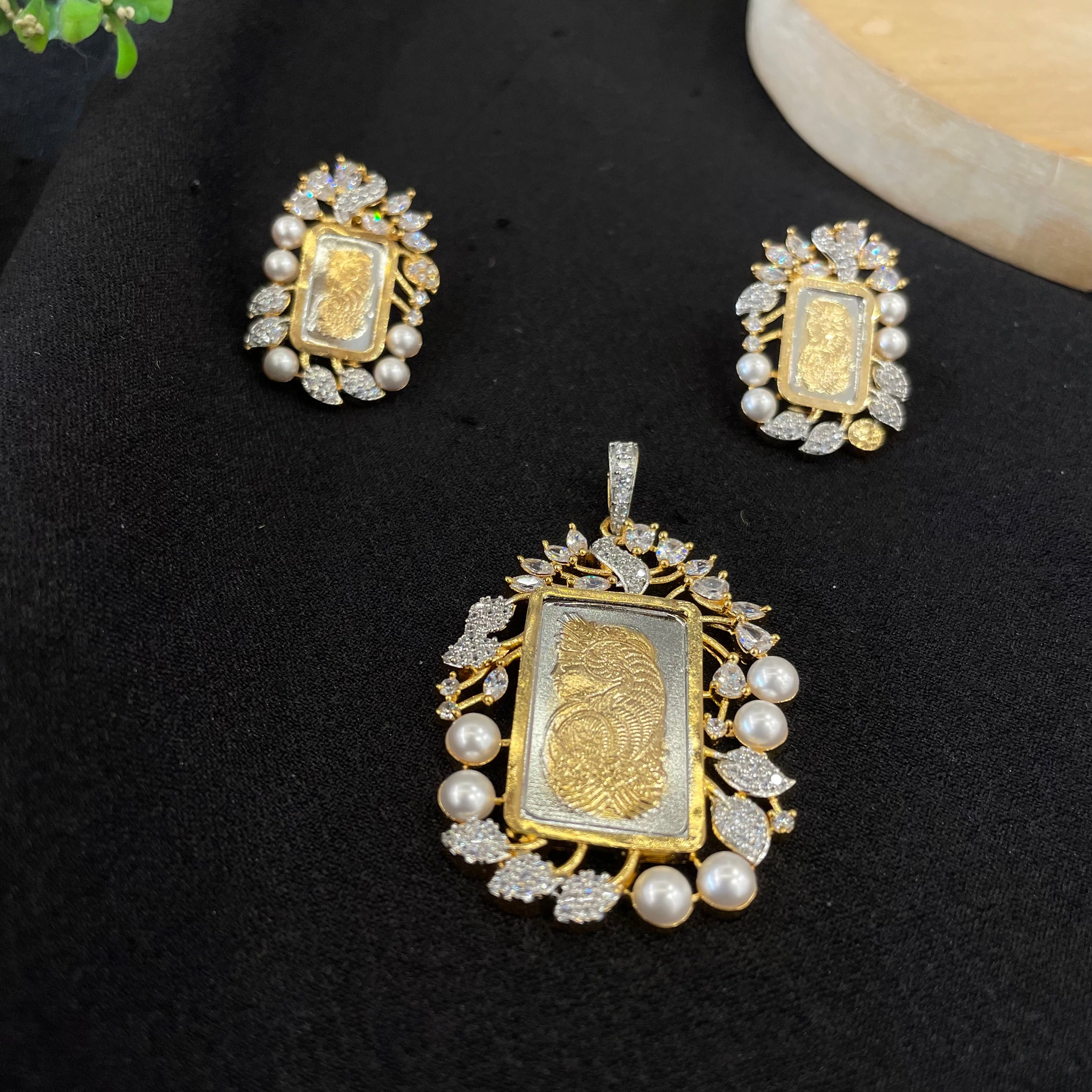 Ad Miraya Pendant Set