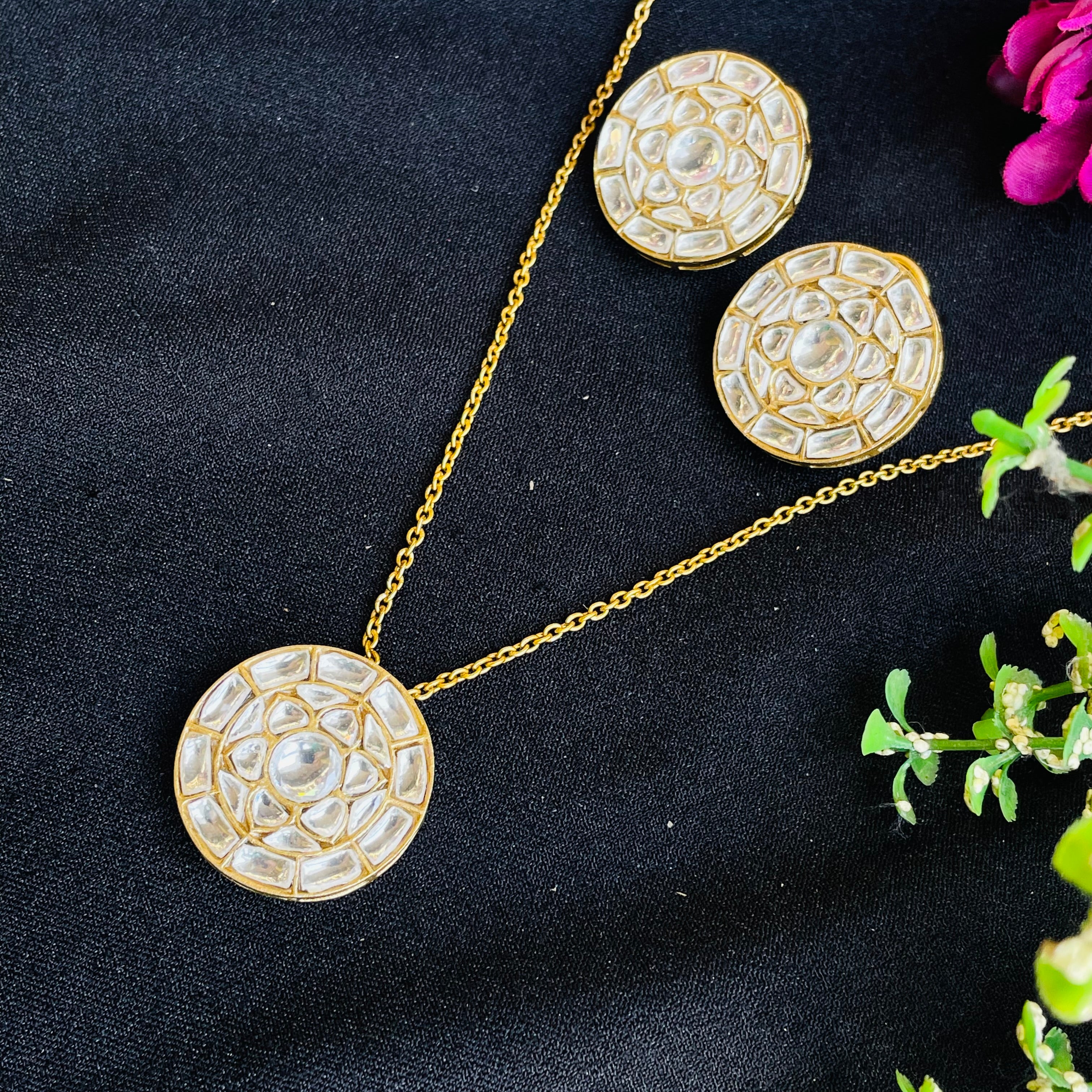 Nayaab kirti pendant