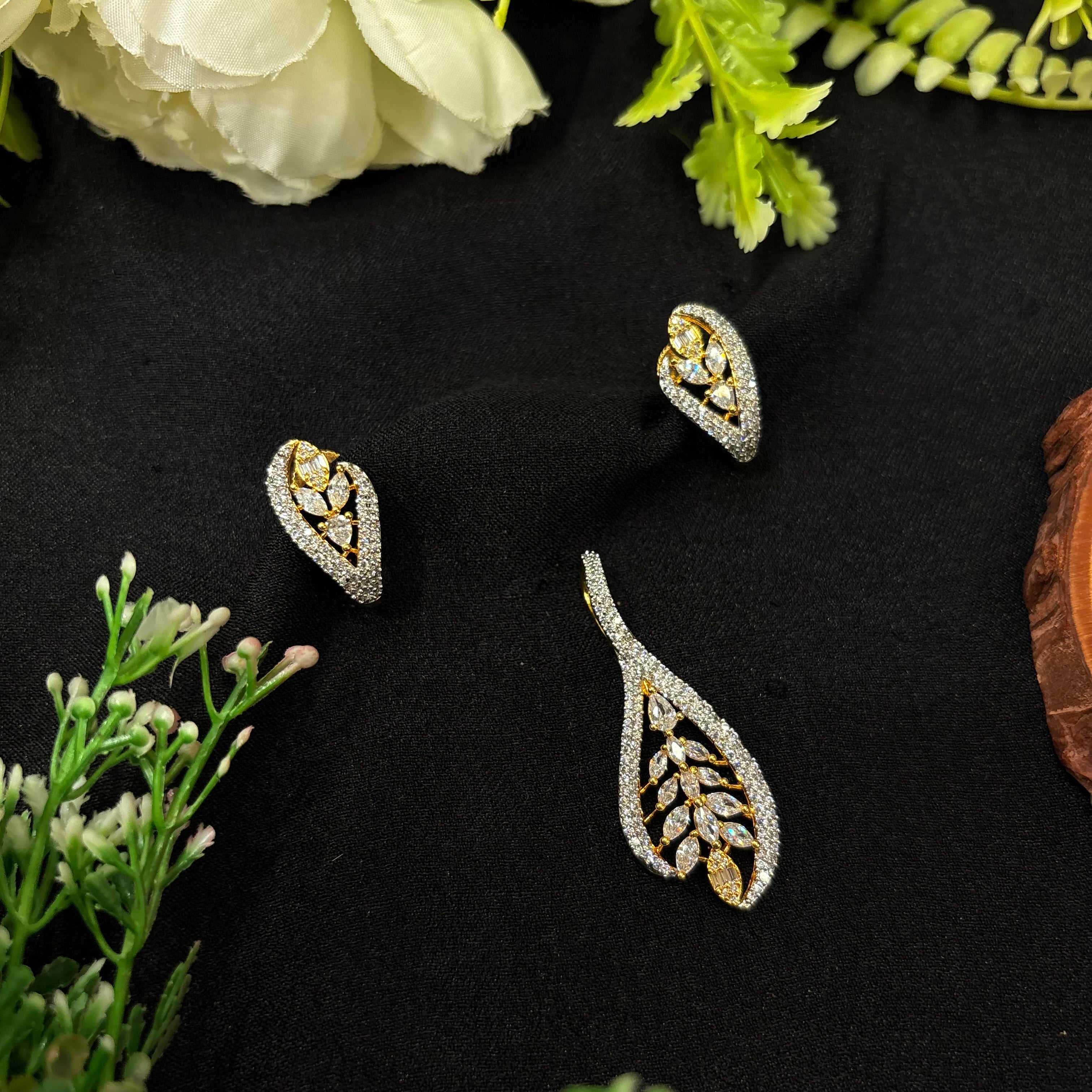 Avelia Pendant Set