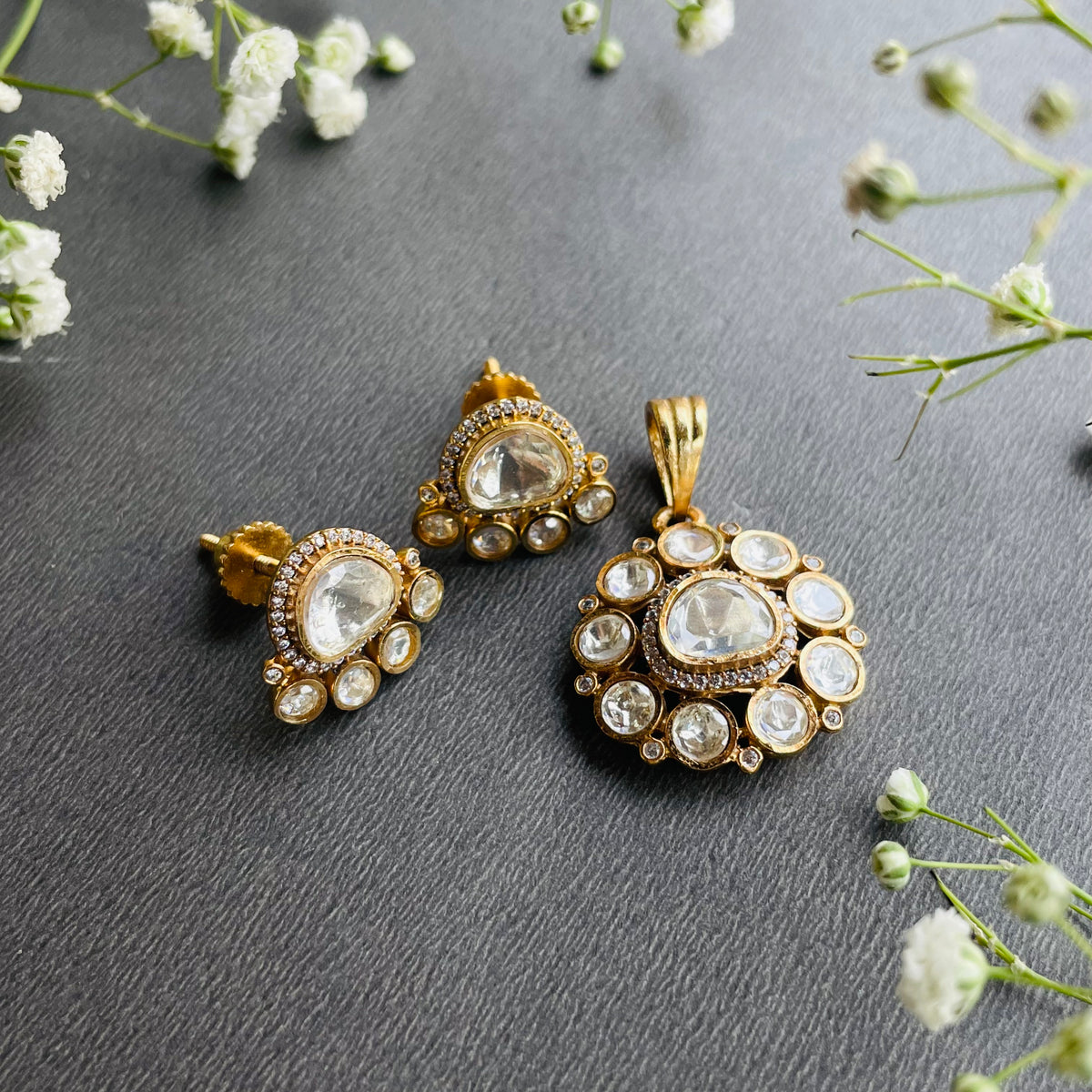Nayaab Shreya pendant set