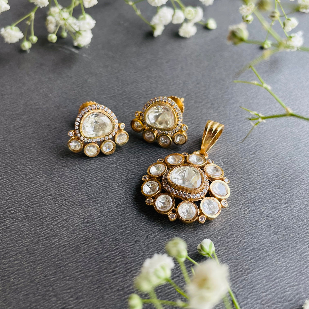 Nayaab Shreya pendant set
