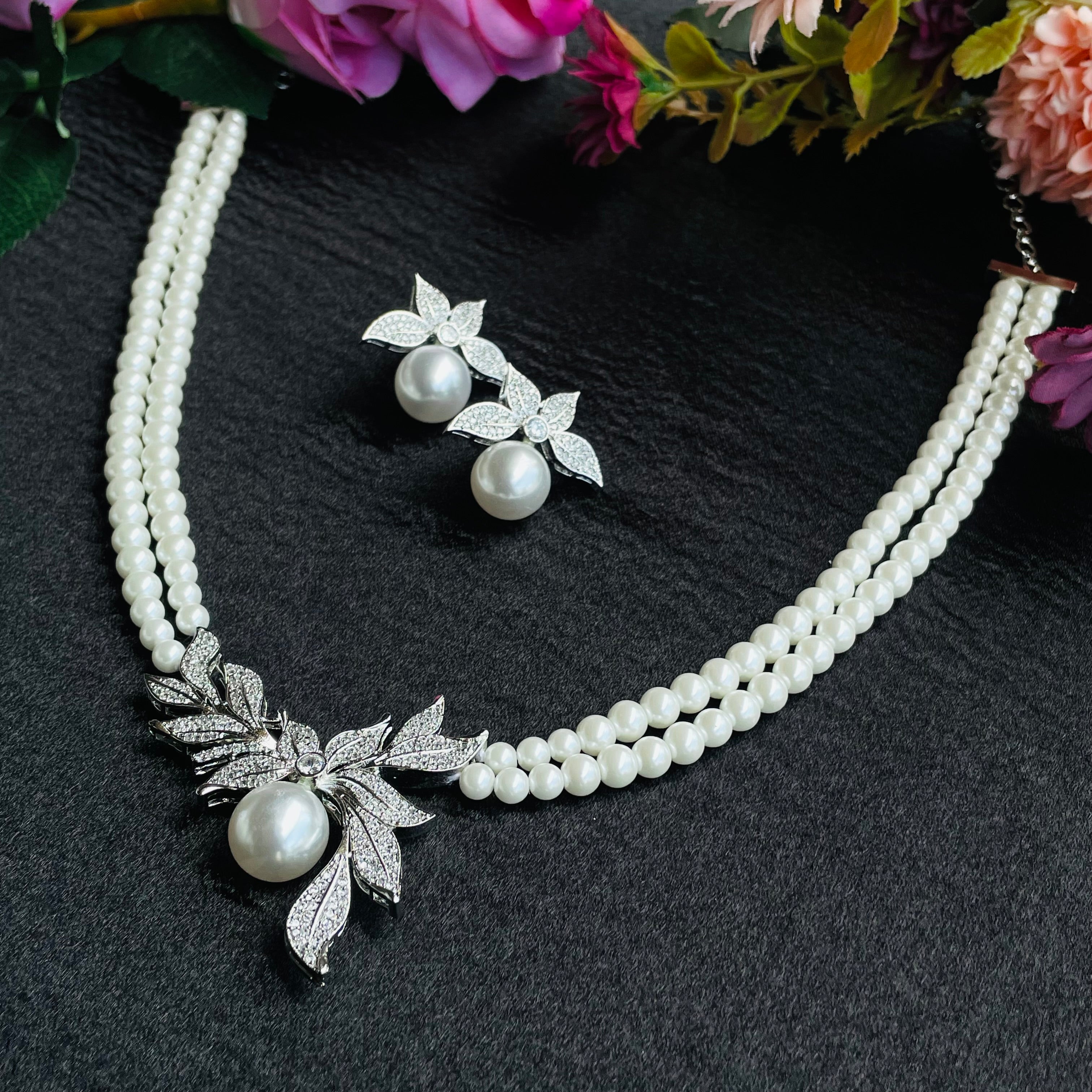 Ad Nora Pearl Neckpiece