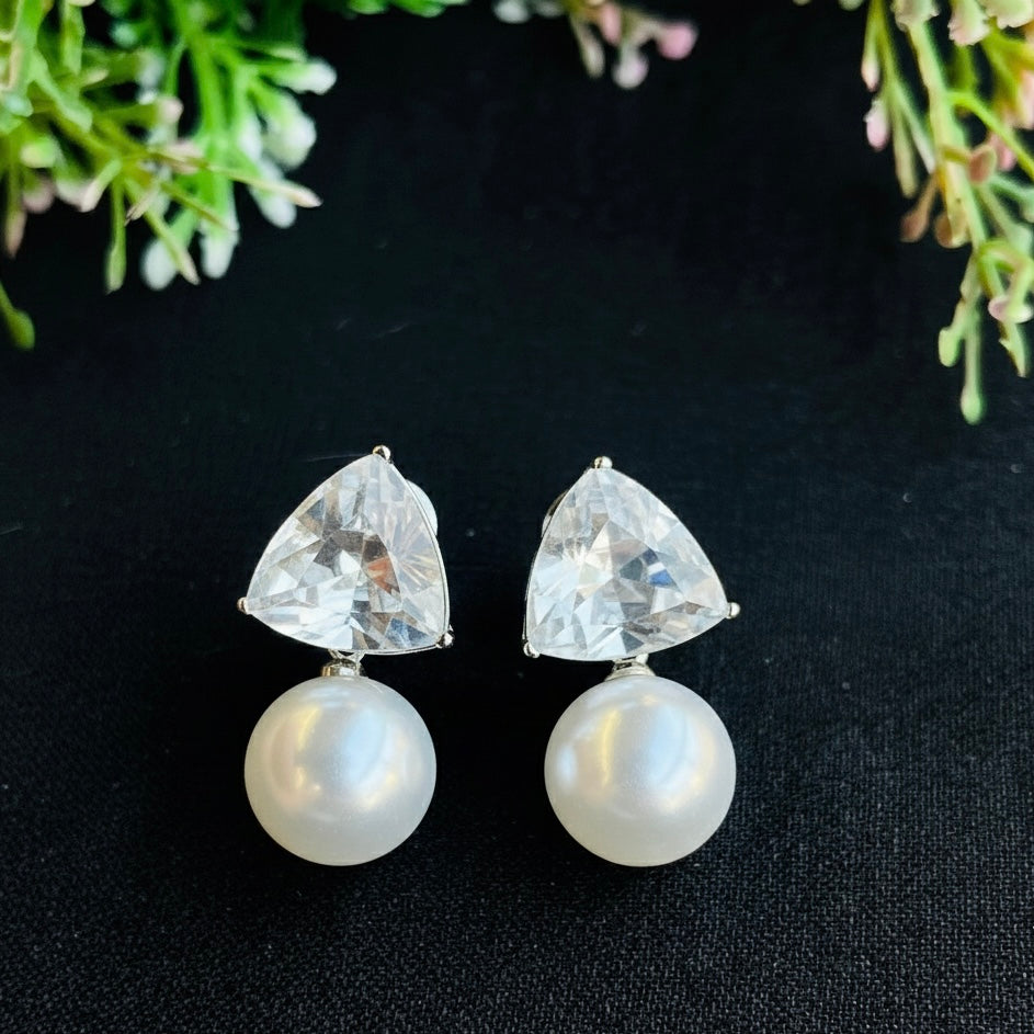 Ad Lisa  pearl Studs