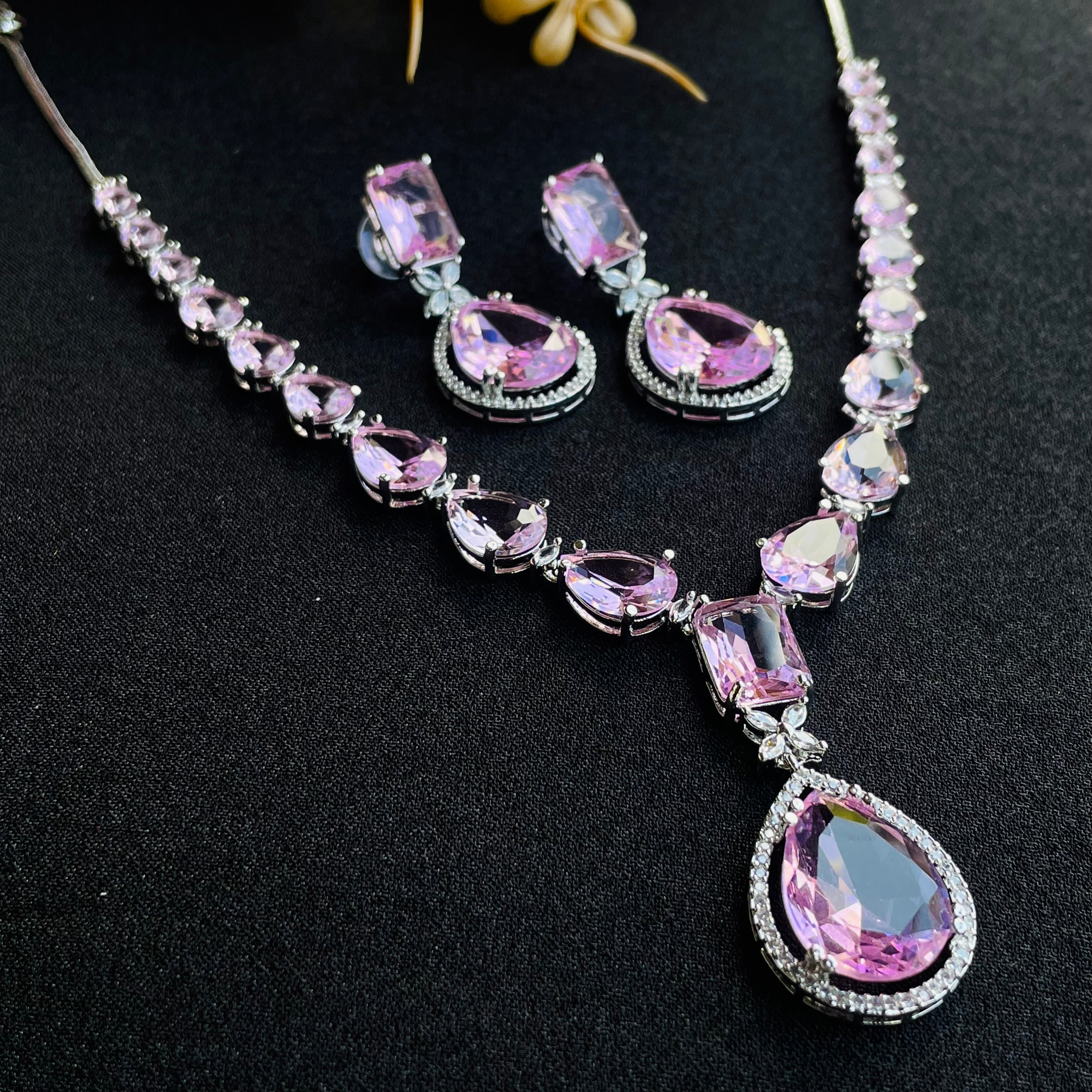 kiara emerald  ad Neckpiece