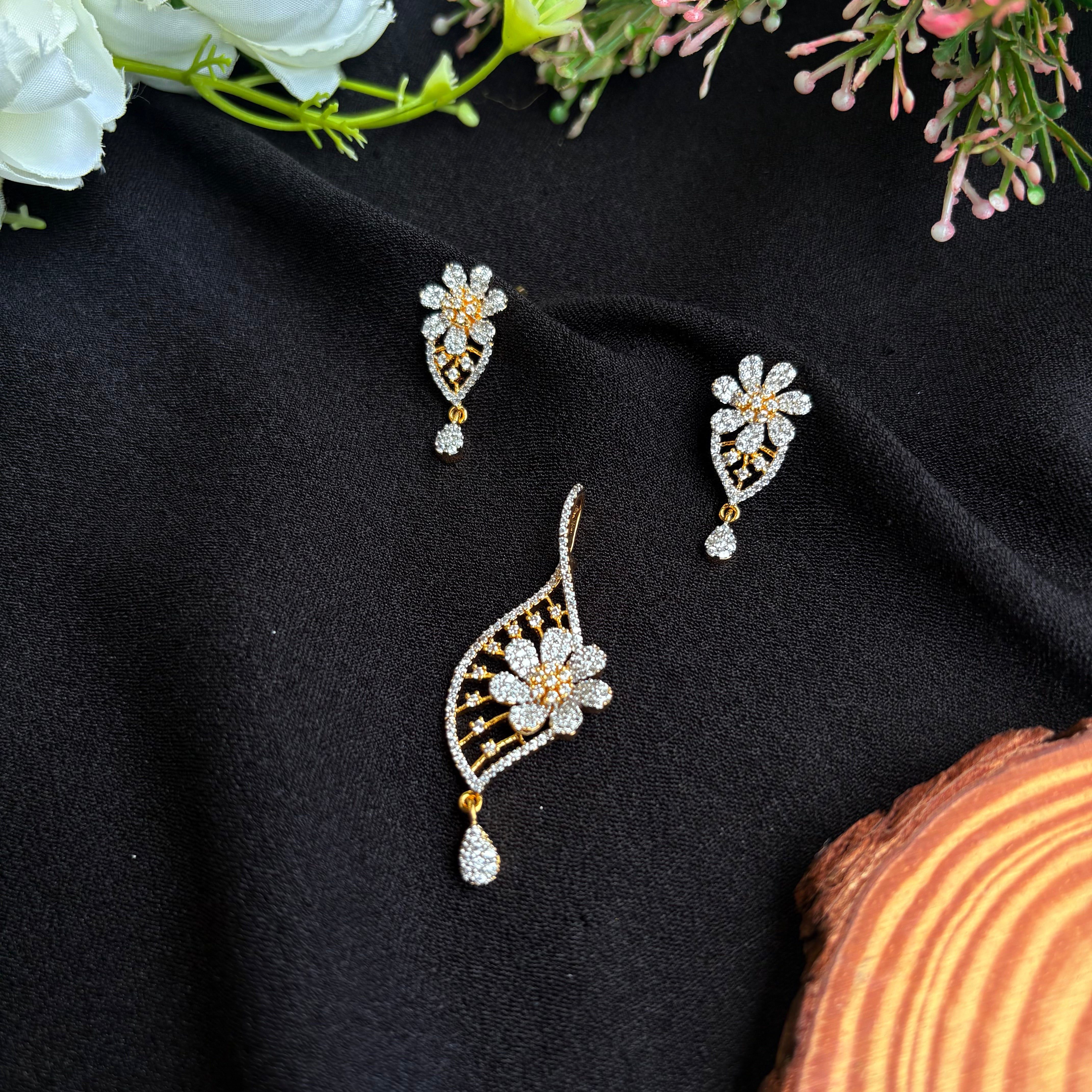 Manjari Pendant Set