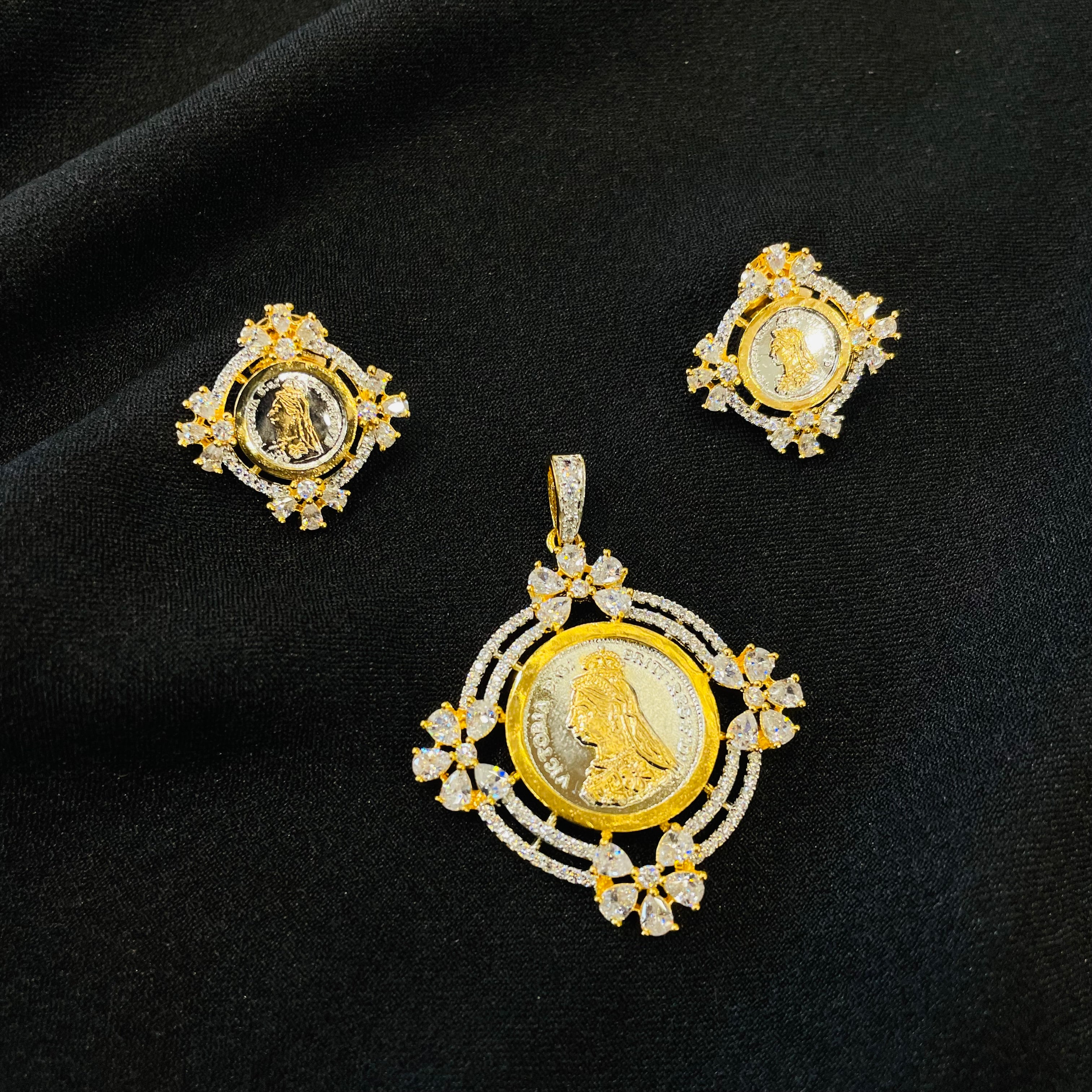 Ad Celeste pendant