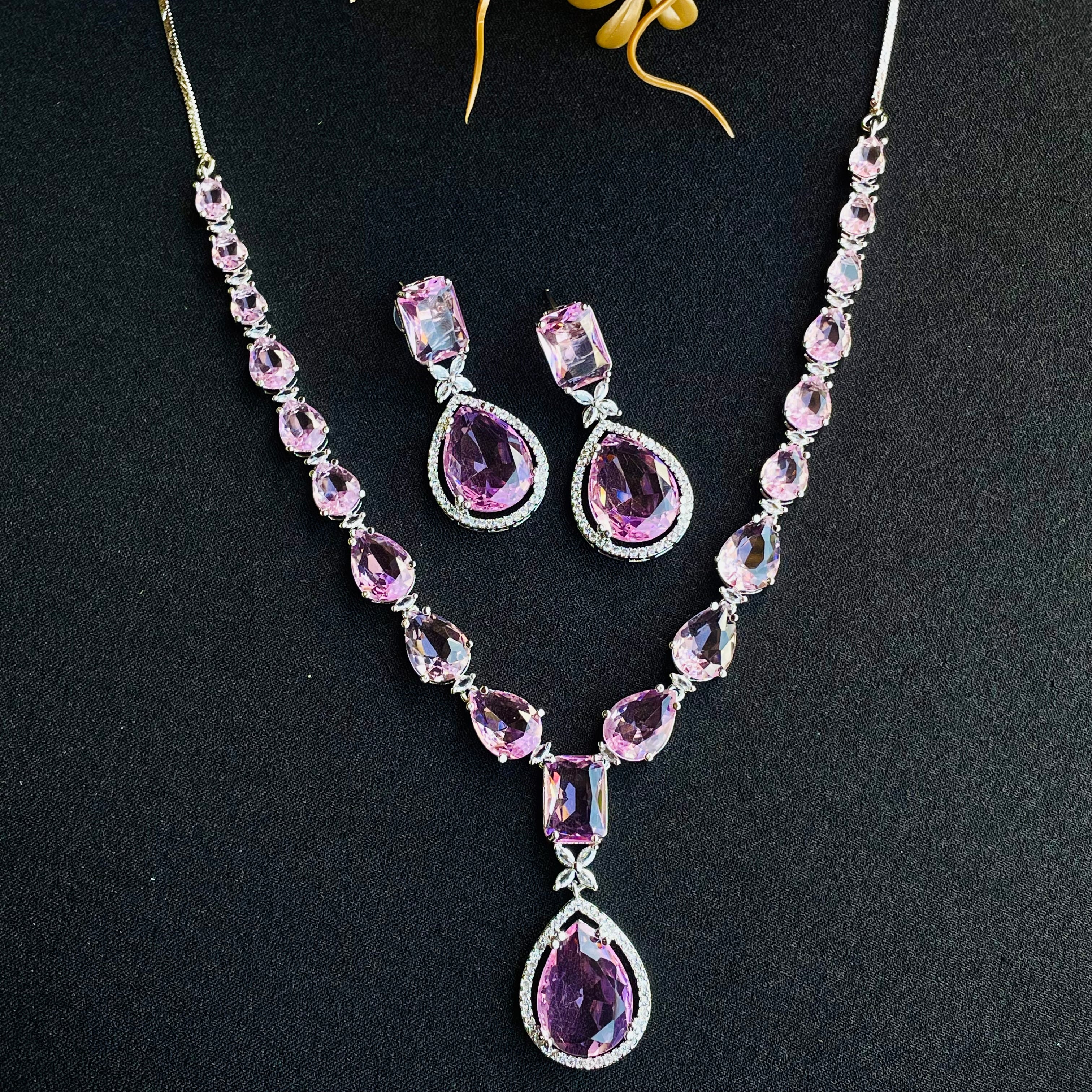 kiara emerald  ad Neckpiece