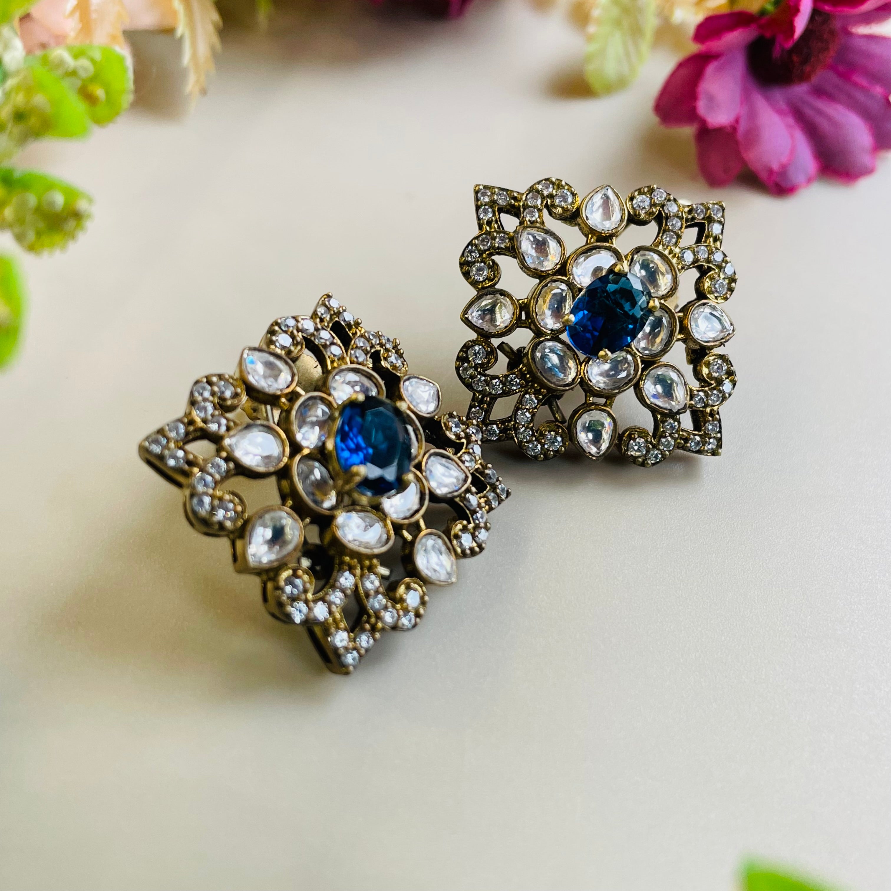 Nayaab Shamiksha Pearl neckpiece