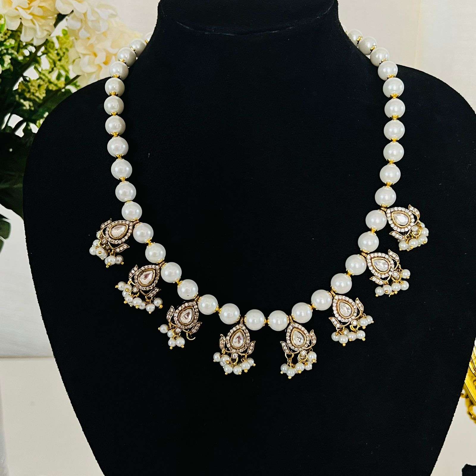 Nayaab zainab Neckpiece-white