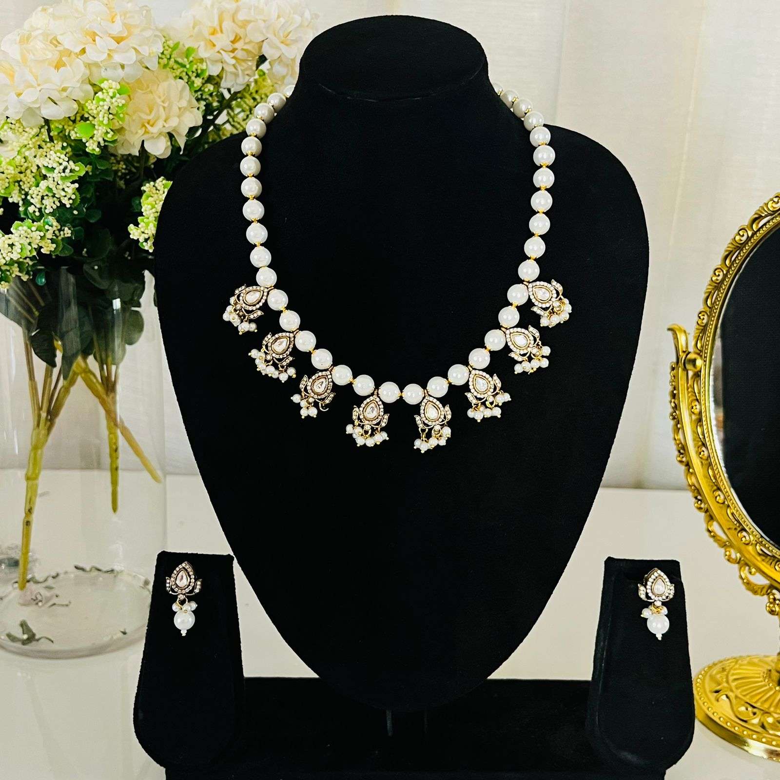 Nayaab zainab Neckpiece-white