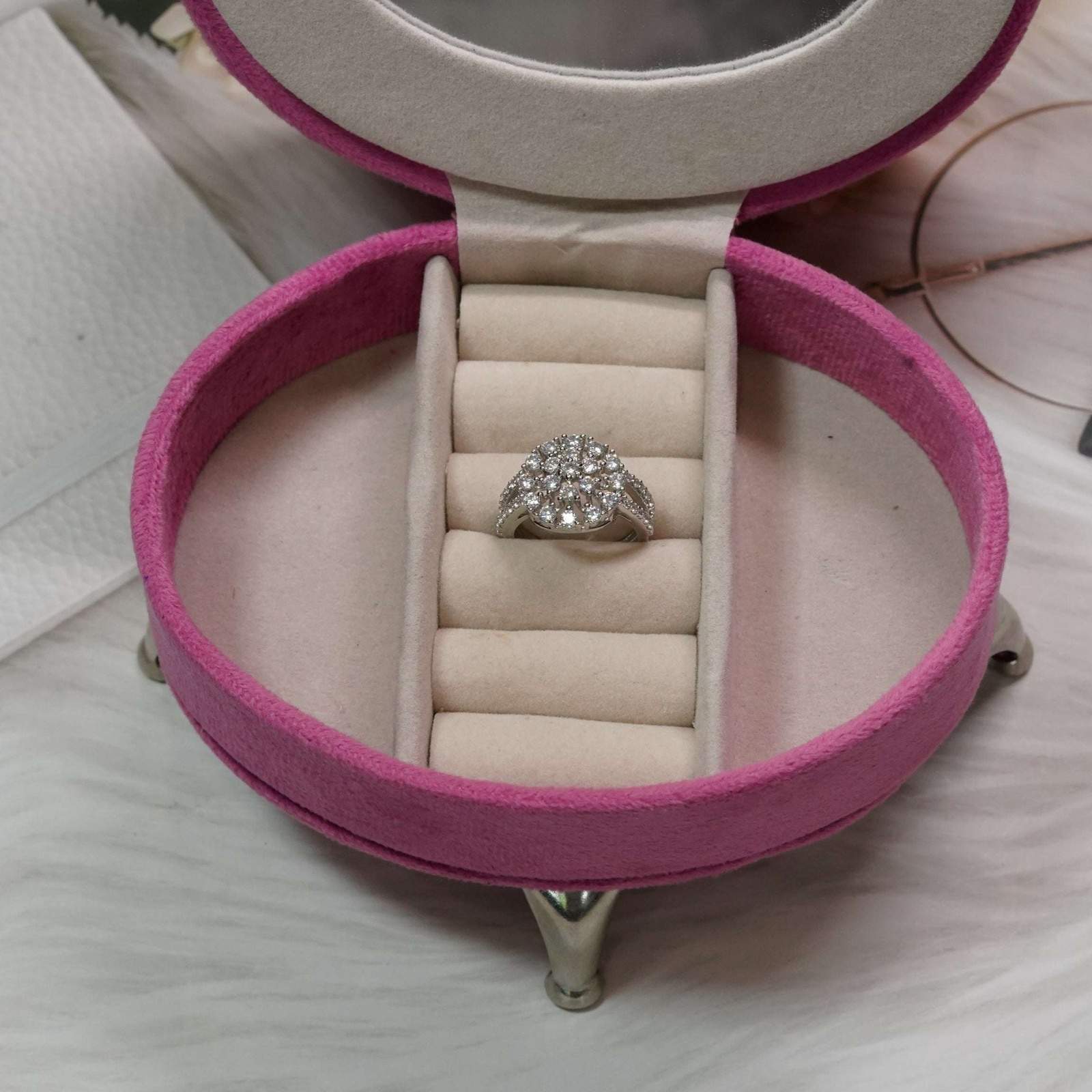 Vs sterling silver cocktail ring 1017 Velvet box by Shweta