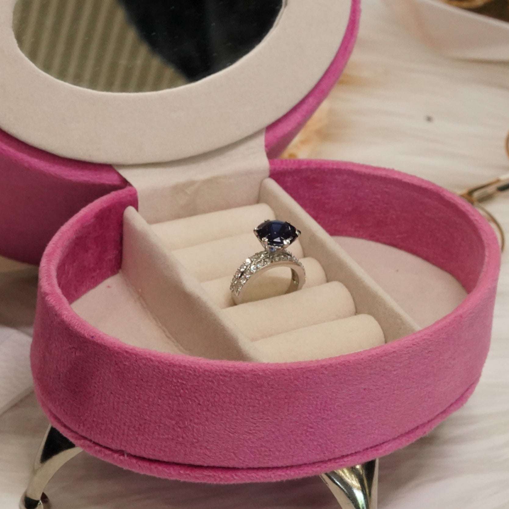 Vs sterling silver cocktail ring 1010 Velvet box by Shweta