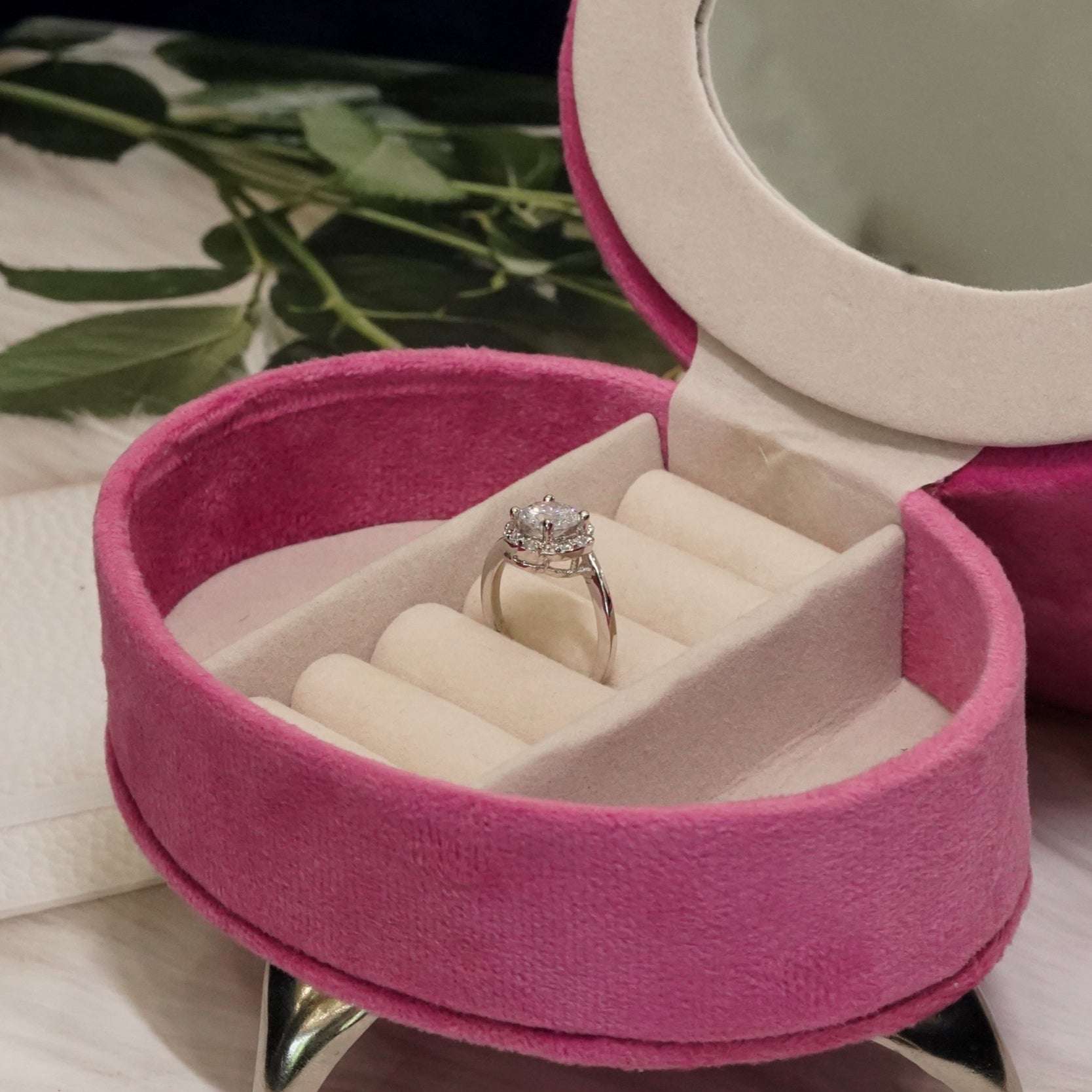 Vs sterling silver cocktail ring 1018 Velvet box by Shweta