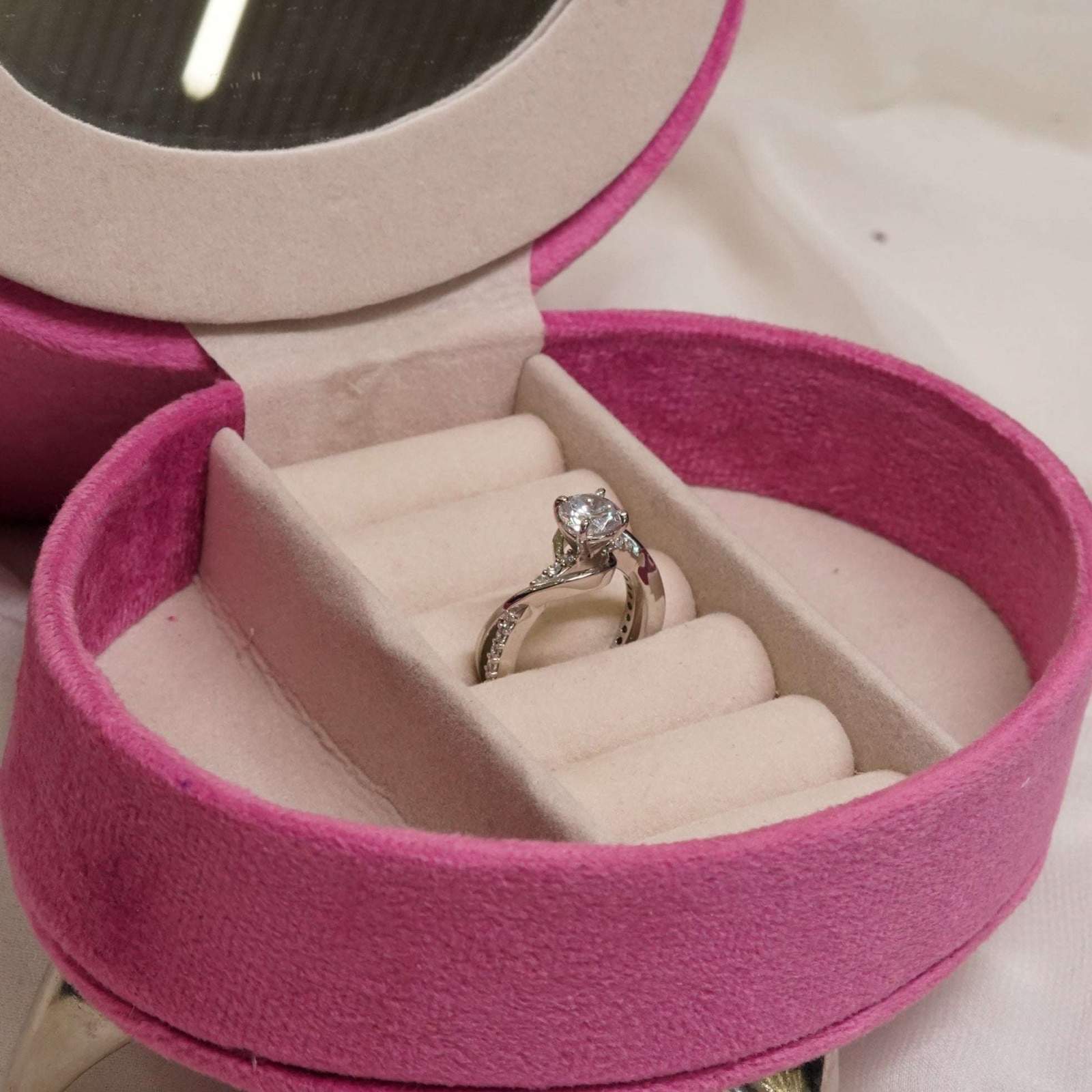 Vs sterling silver cocktail ring 1025 Velvet box by Shweta