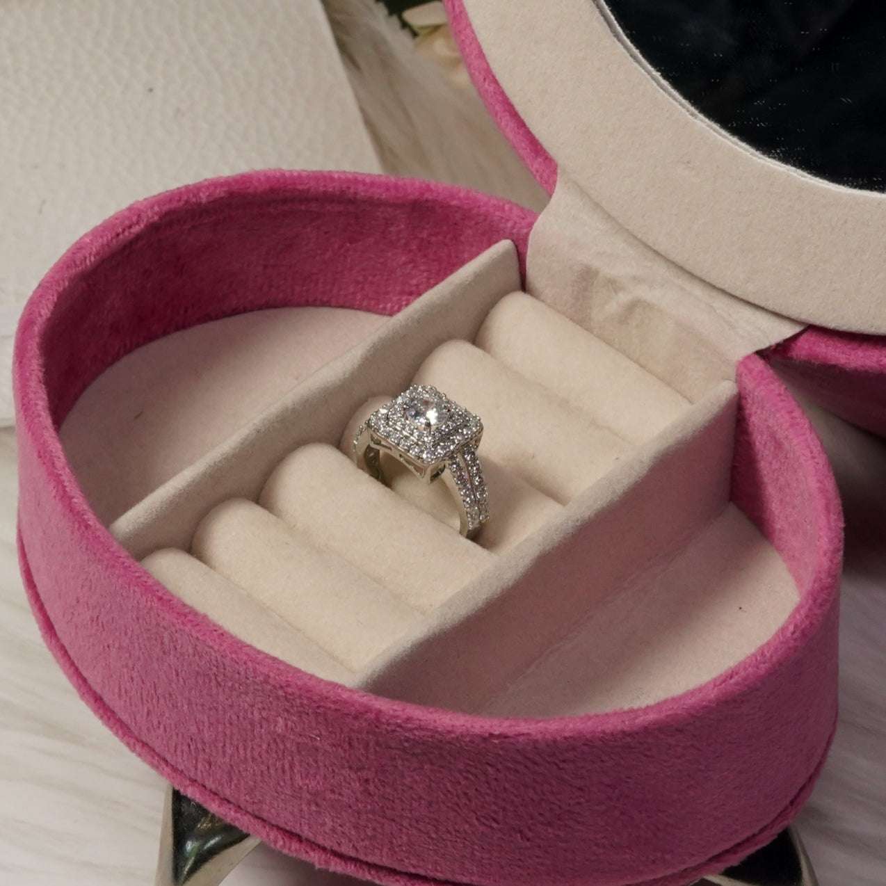 Vs sterling silver cocktail ring 1011 Velvet box by Shweta