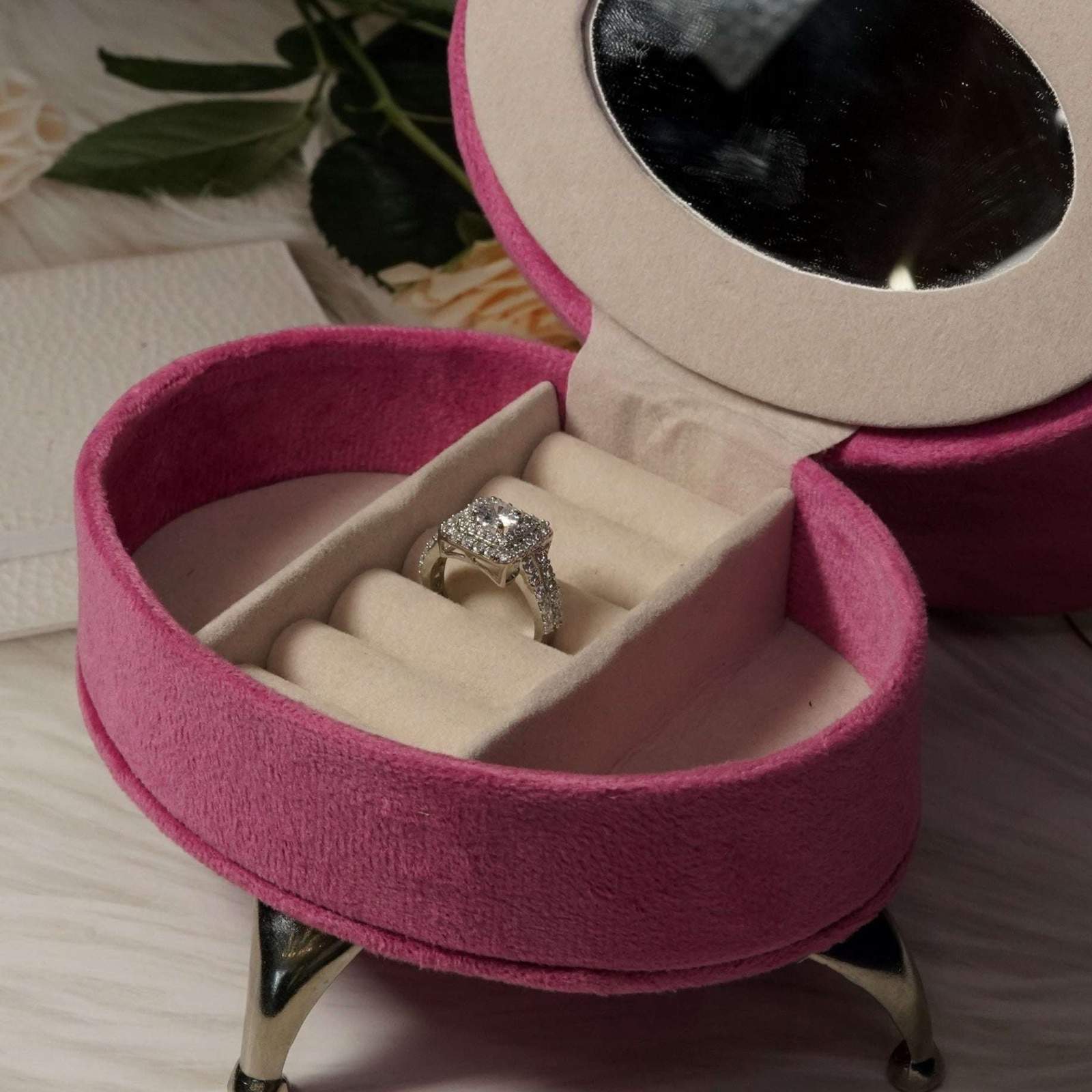 Vs sterling silver cocktail ring 1011 Velvet box by Shweta