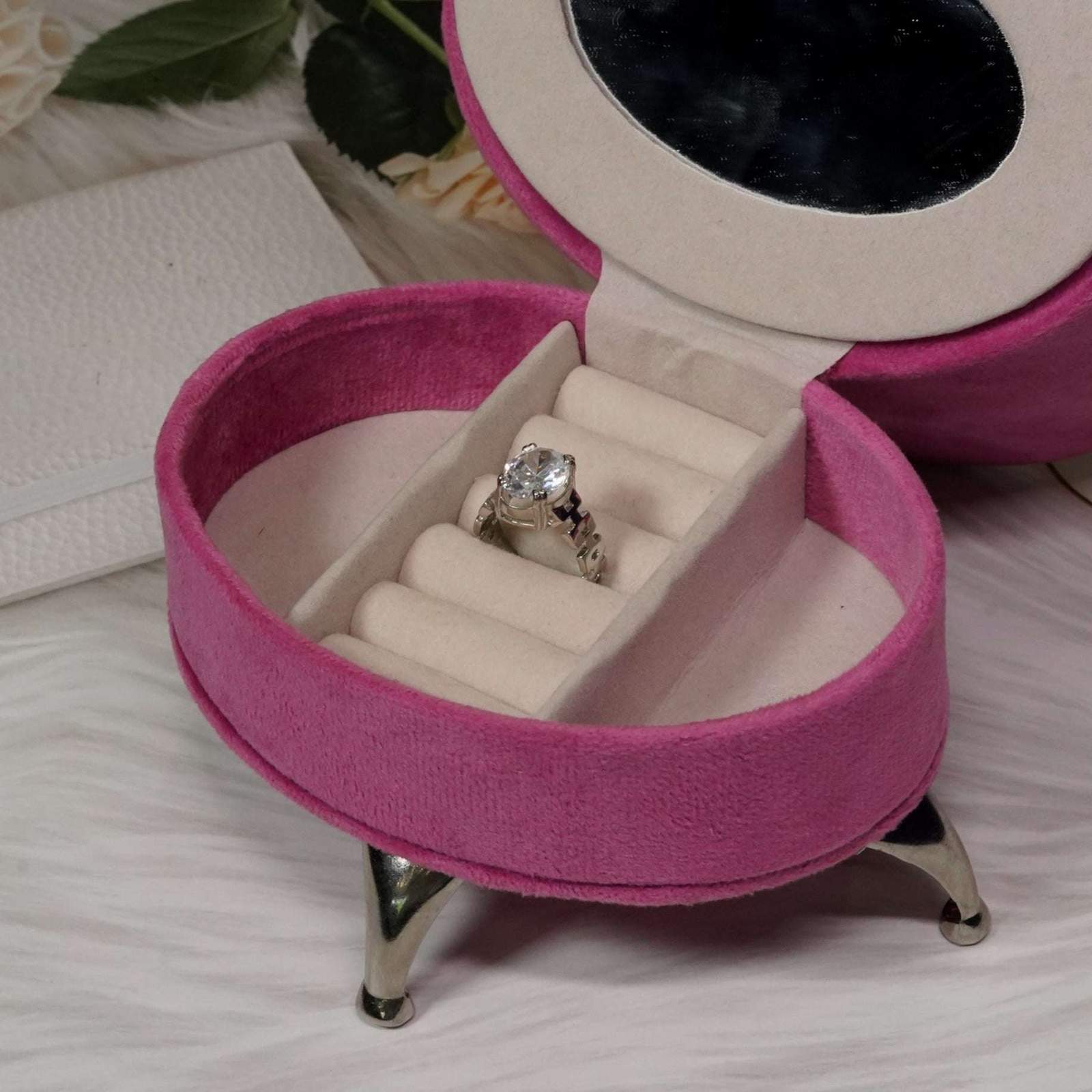 Vs sterling silver cocktail ring 1016 Velvet box by Shweta