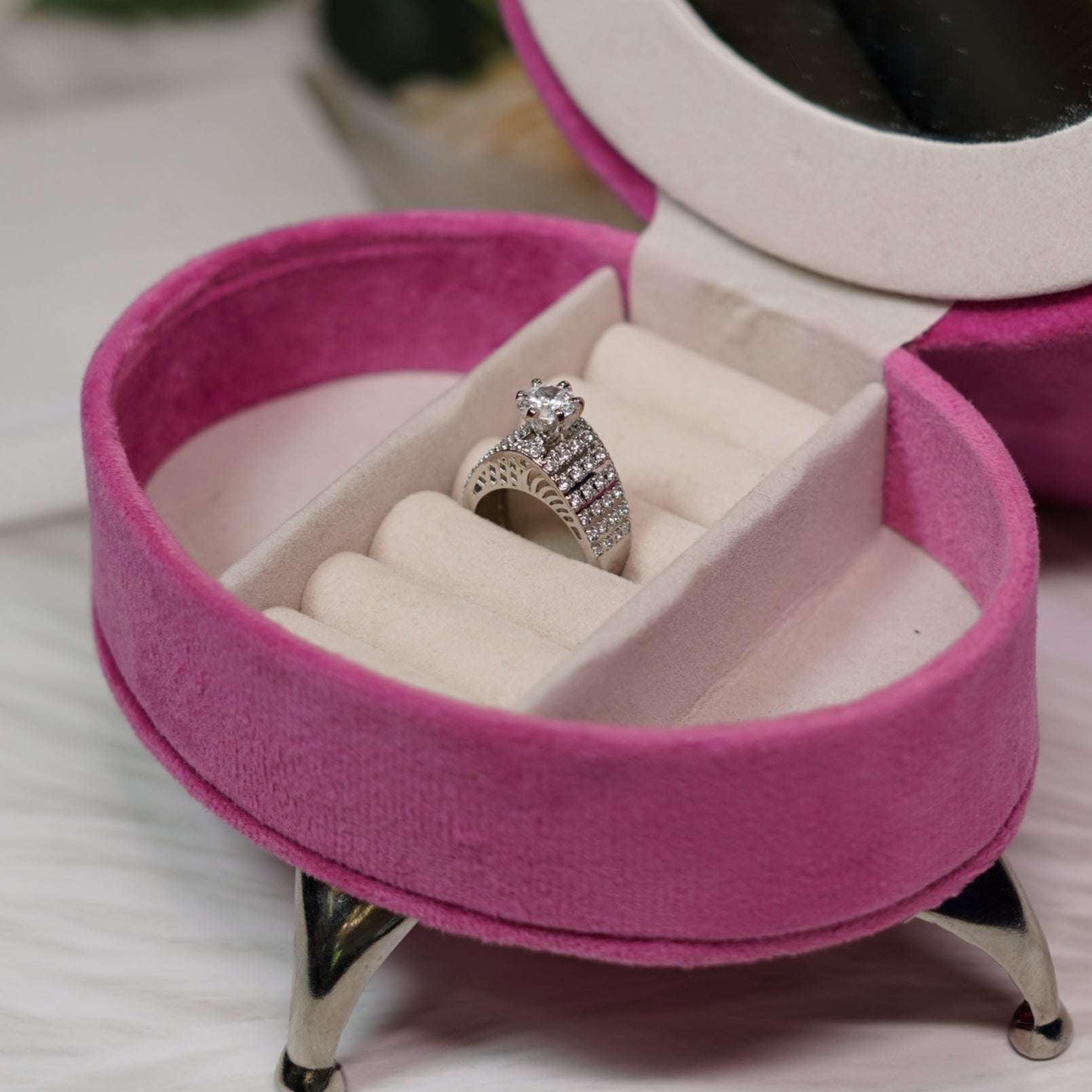 Vs sterling silver cocktail ring 1008 Velvet box by Shweta