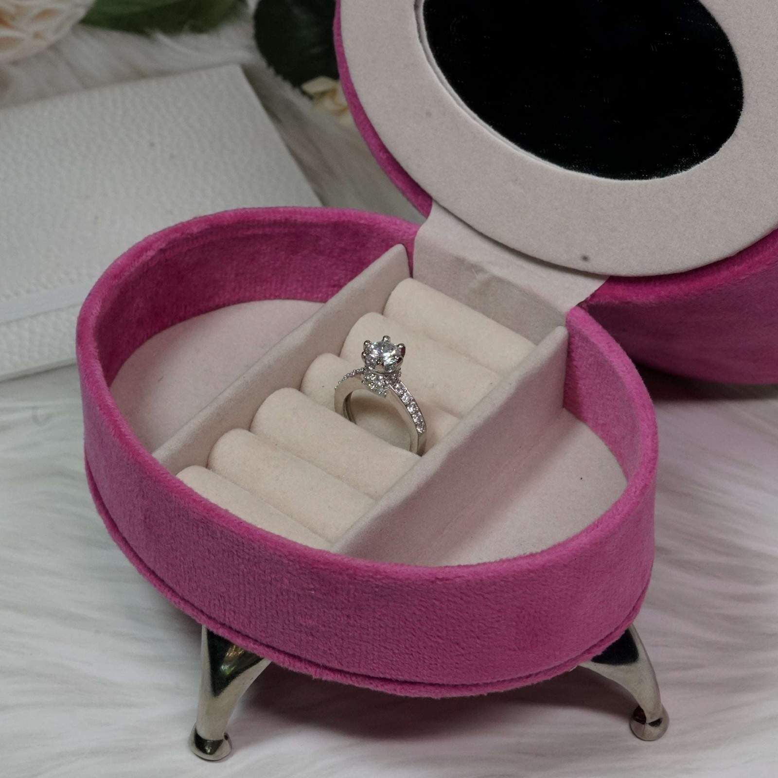 Vs sterling silver cocktail ring 1020 Velvet box by Shweta