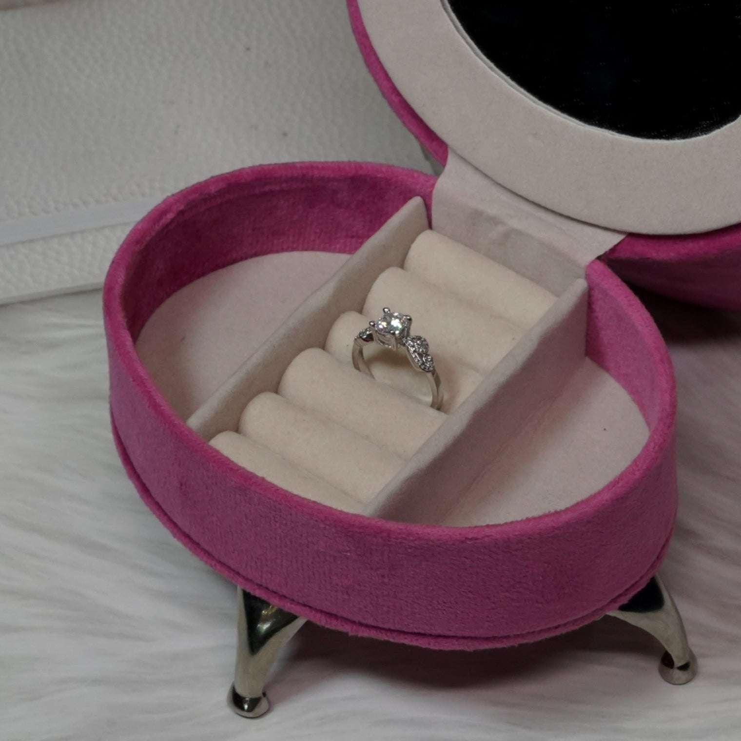 Vs sterling silver cocktail ring 1004 Velvet box by Shweta