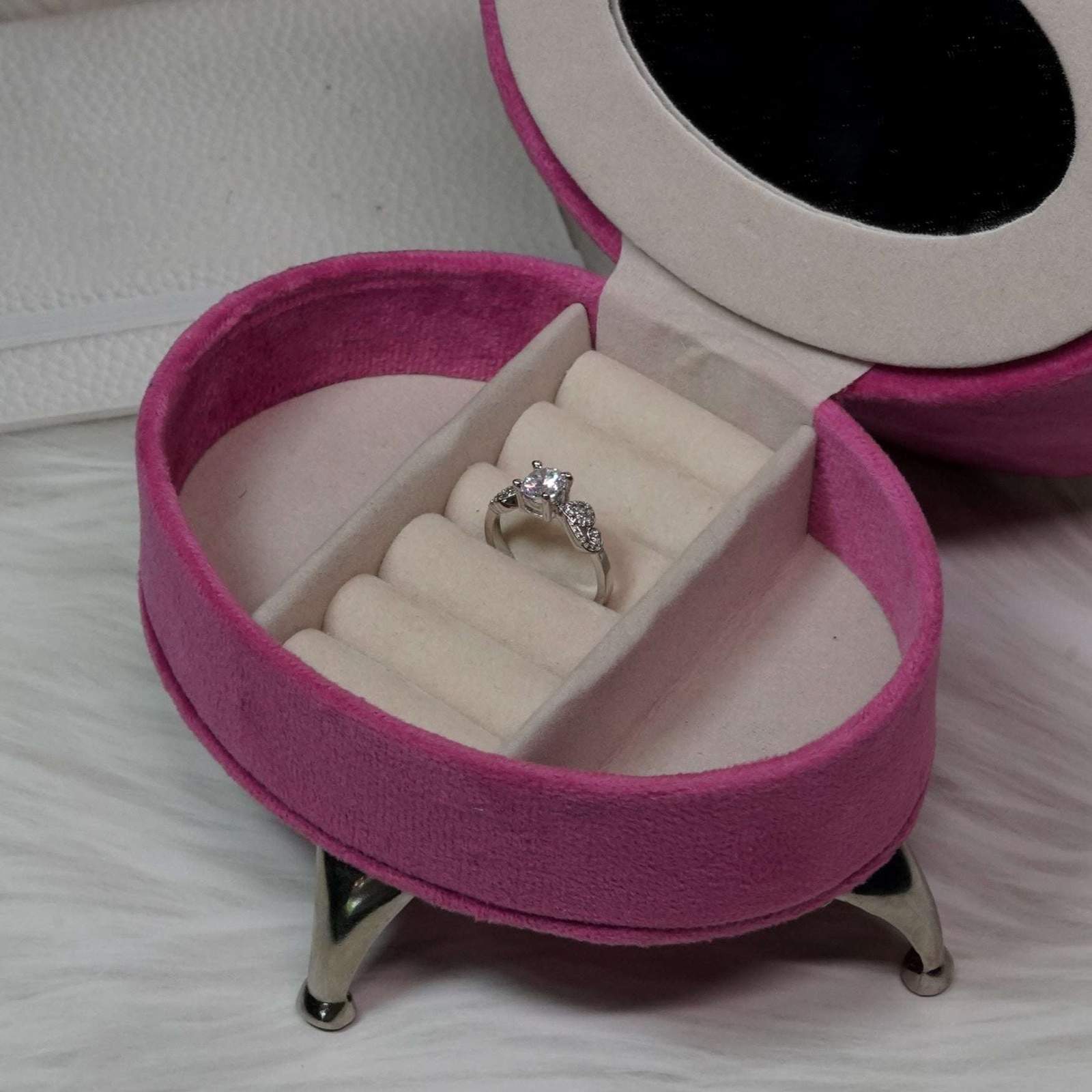 Vs sterling silver cocktail ring 1004 Velvet box by Shweta