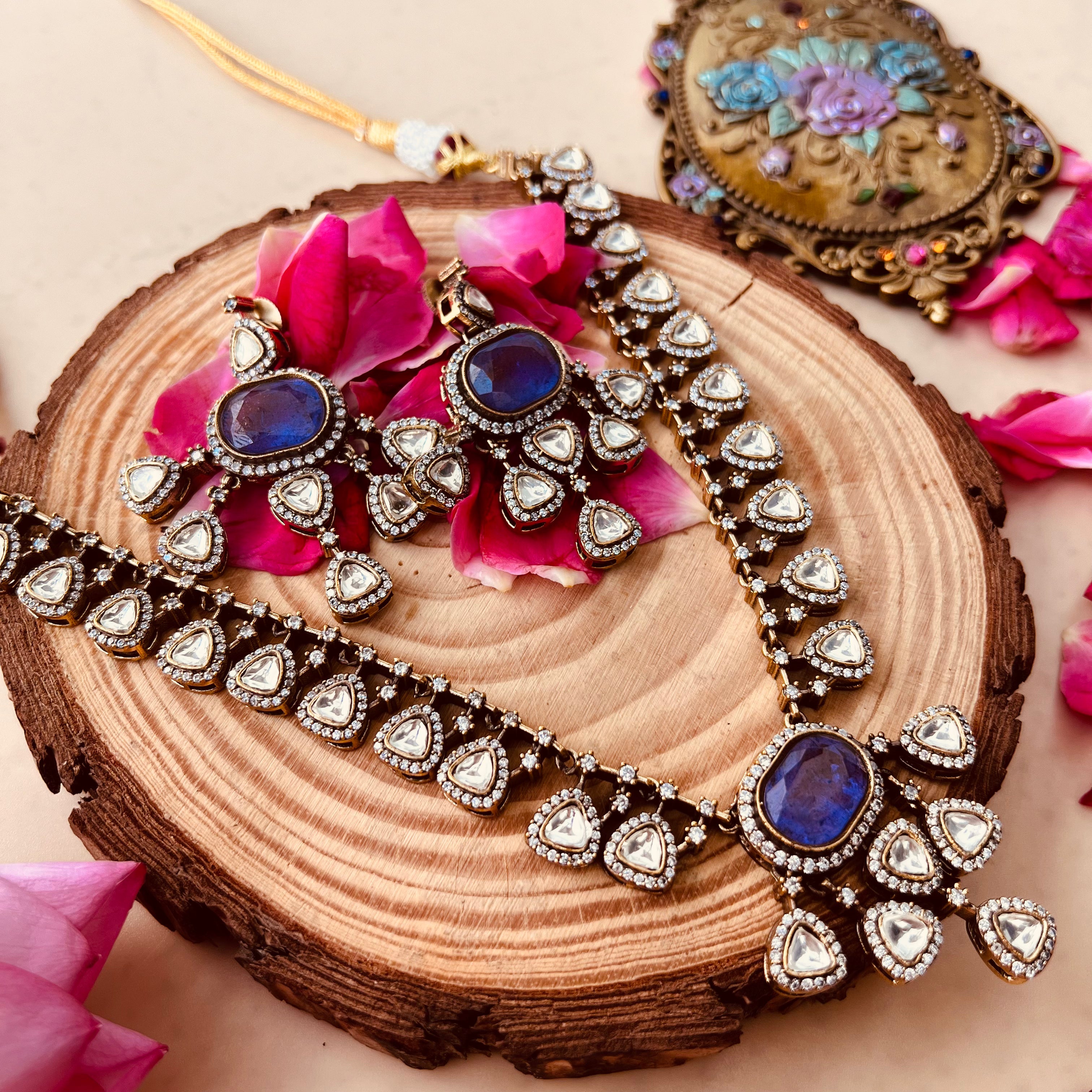 Nayaab Riddhi Neckpiece