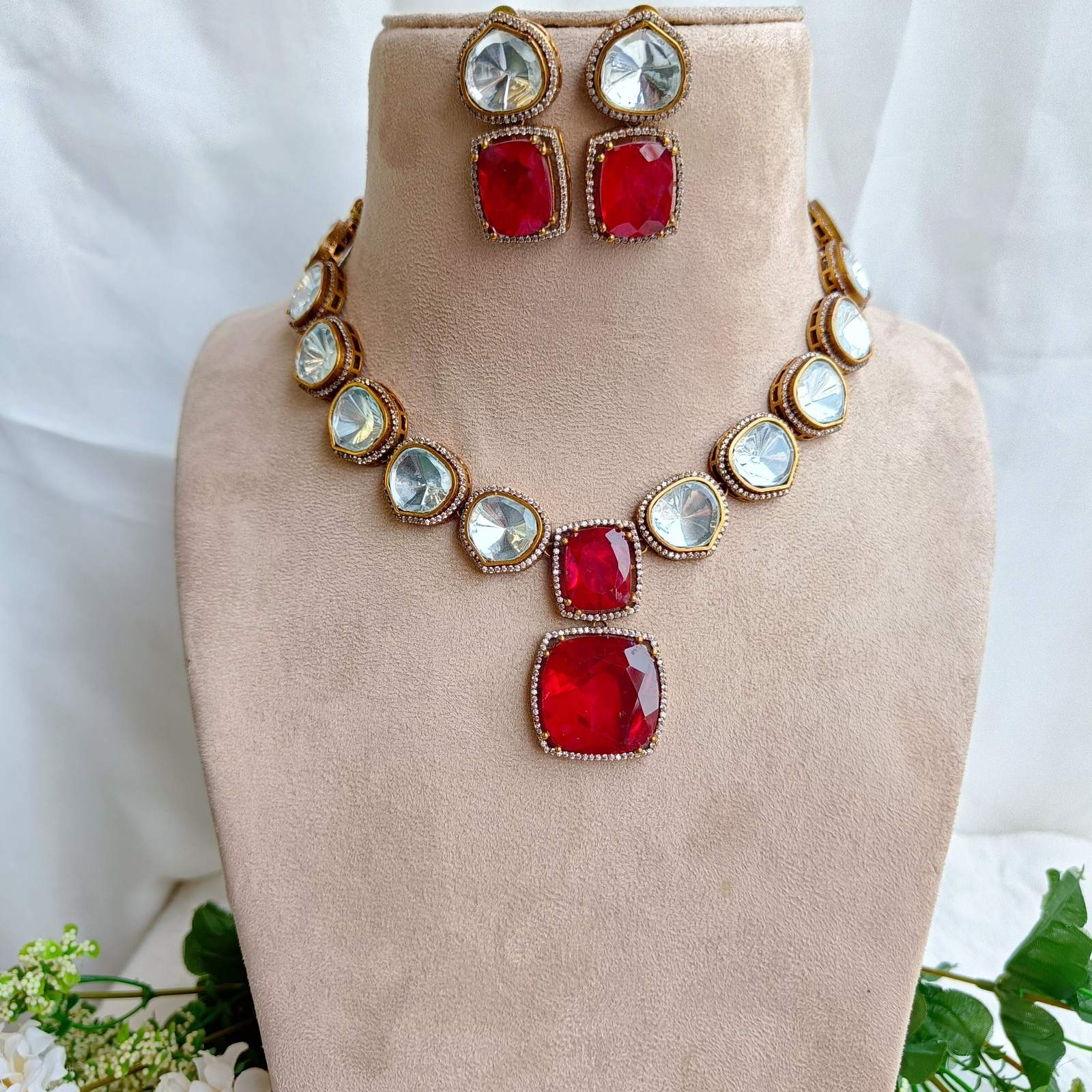 Nayaab Noor neckpiece