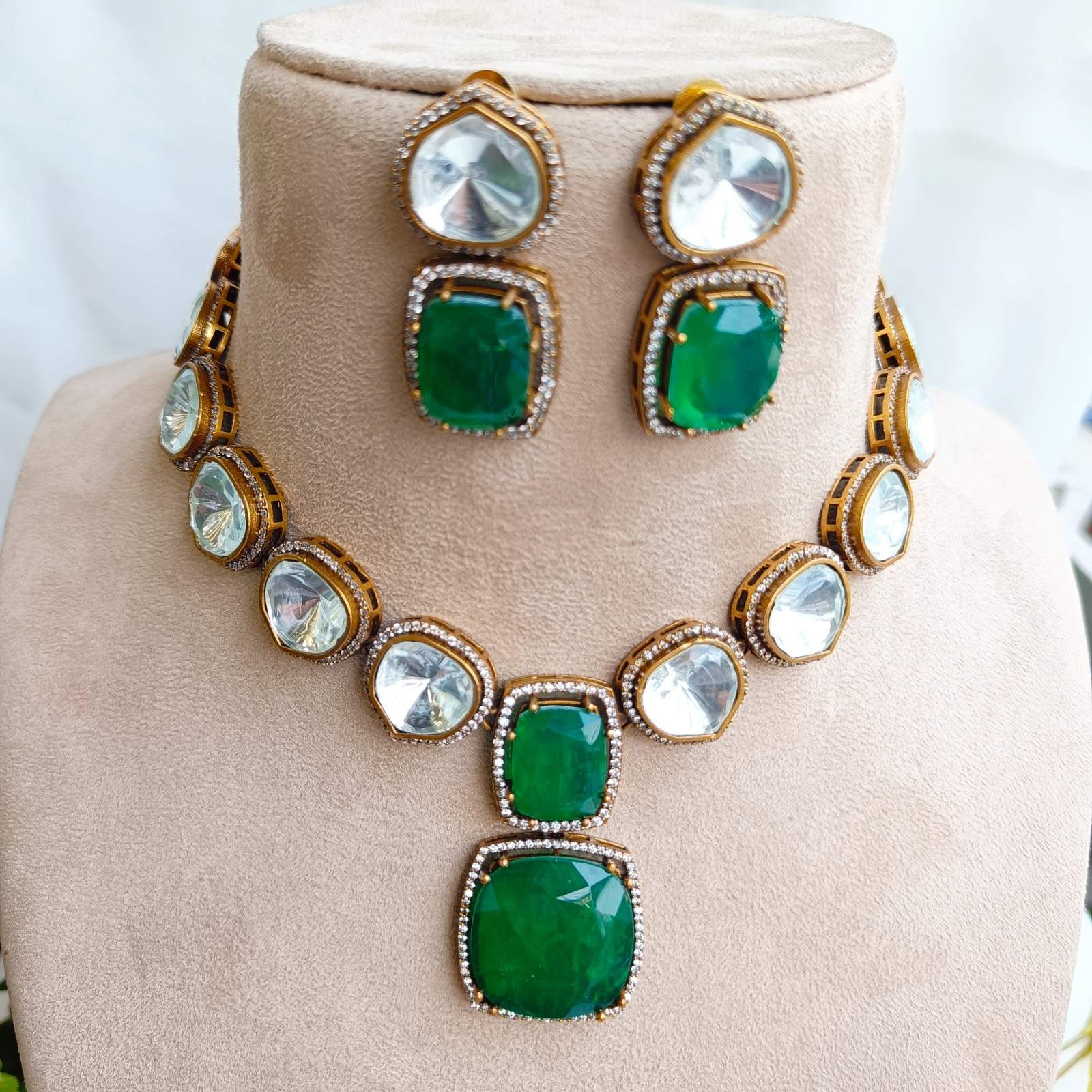 Nayaab Noor neckpiece