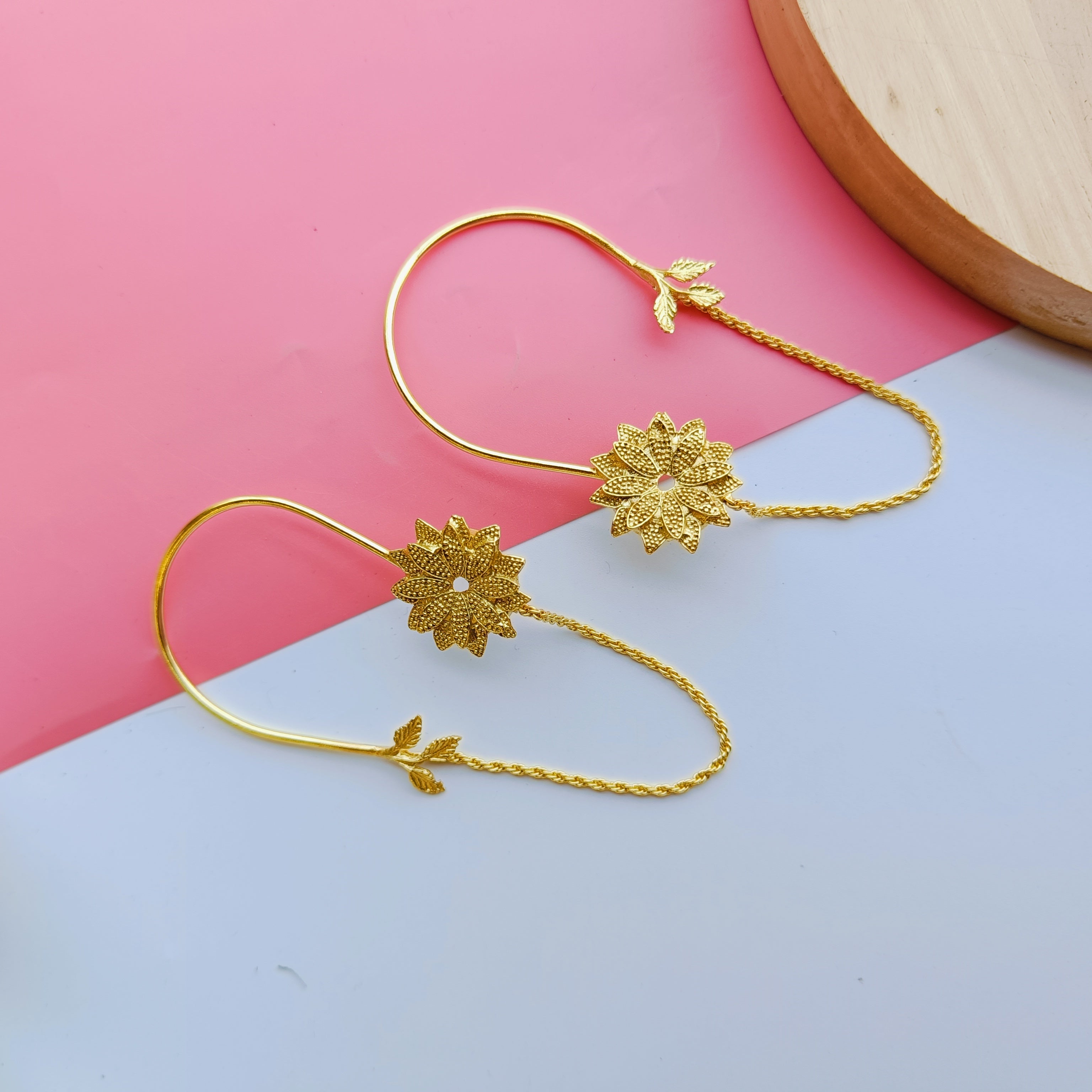 Layla Dora Gold Earcuff