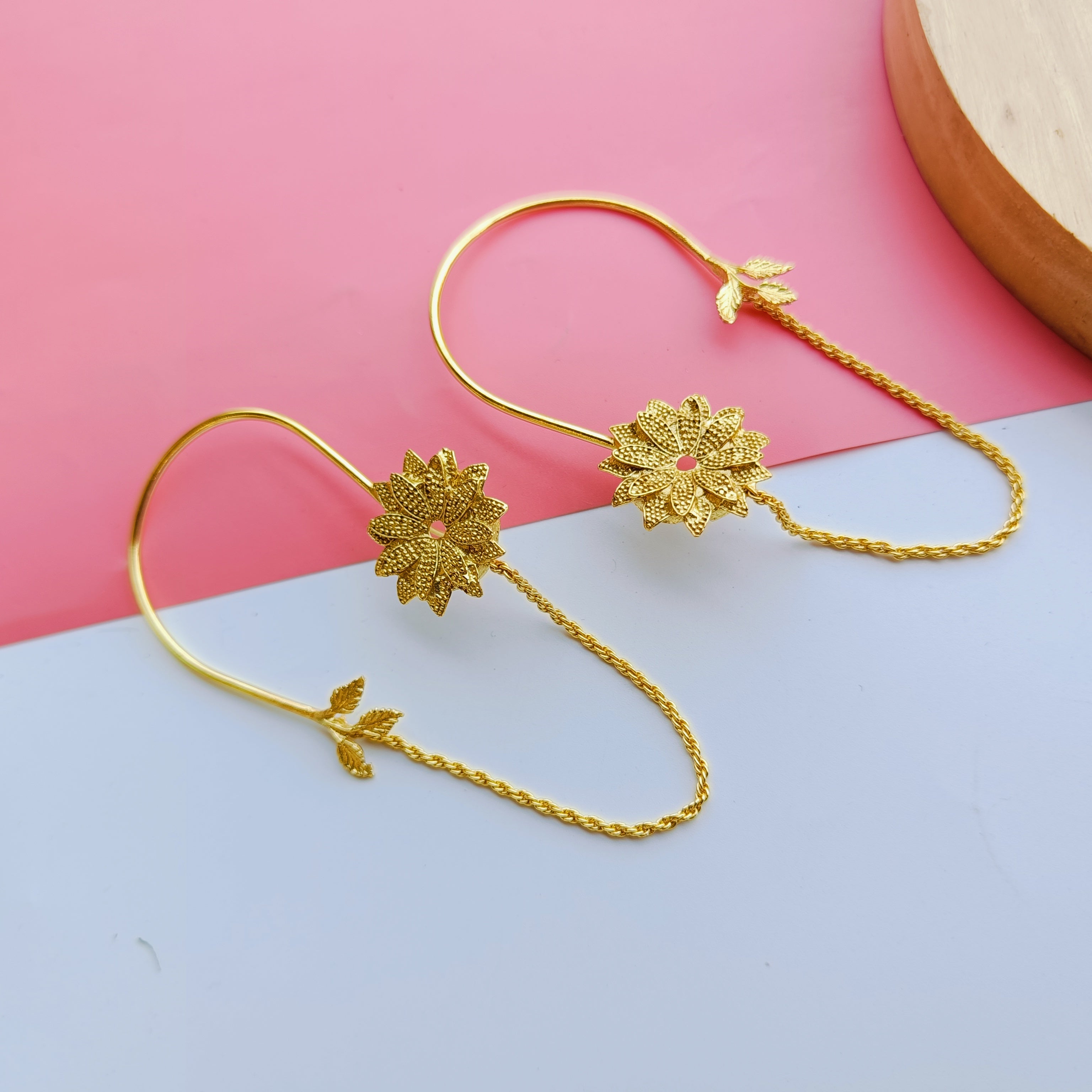 Layla Dora Gold Earcuff