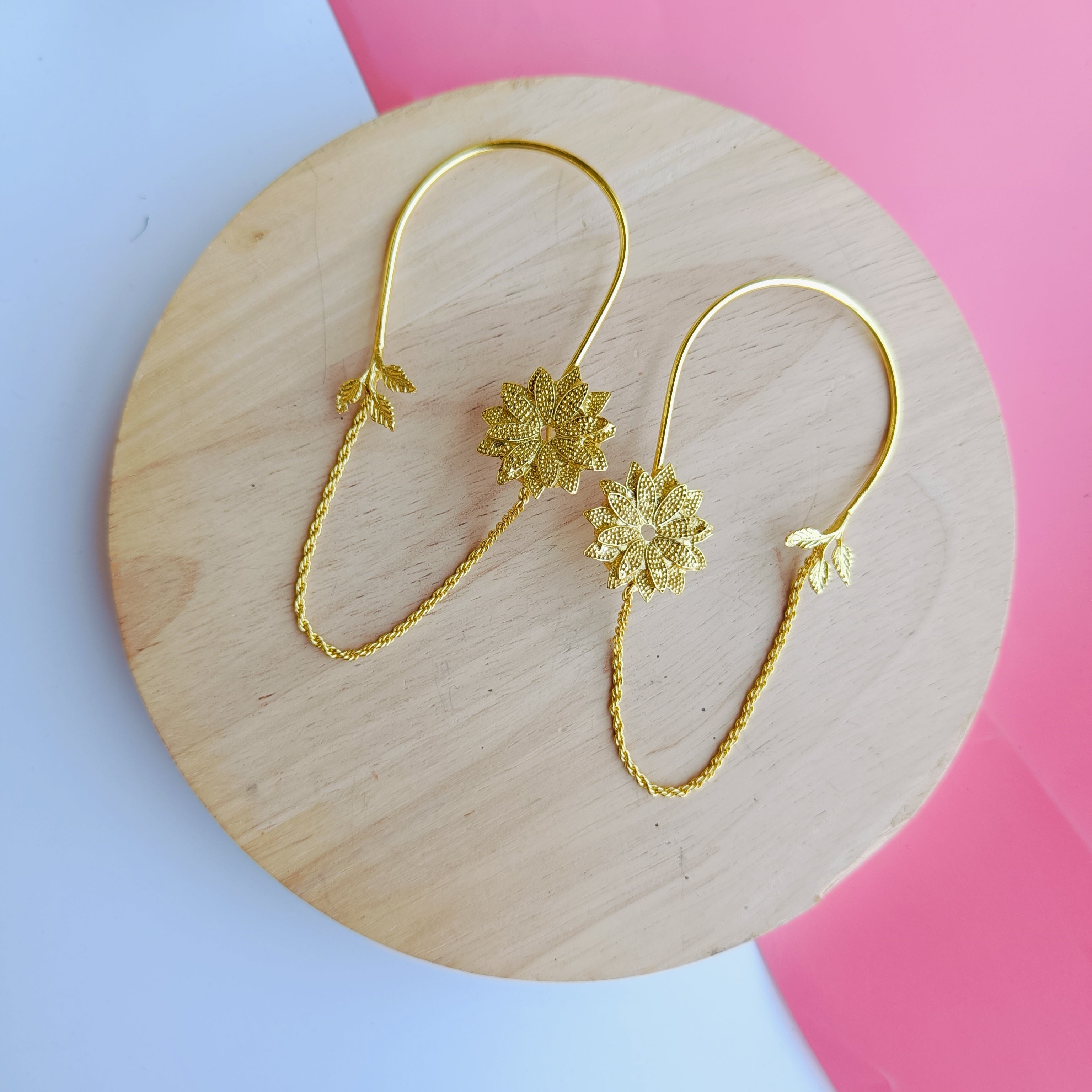 Layla Dora Gold Earcuff