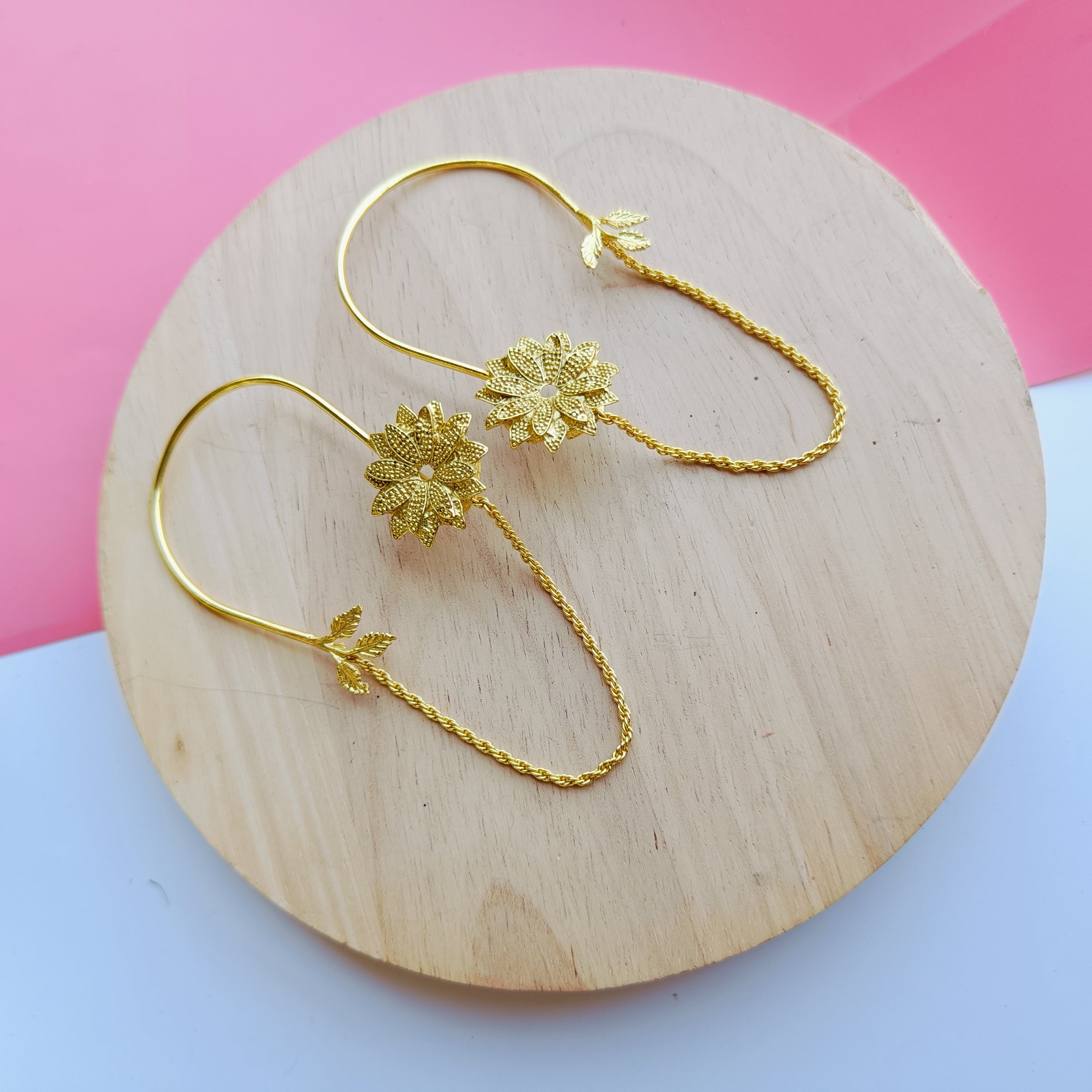 Layla Dora Gold Earcuff