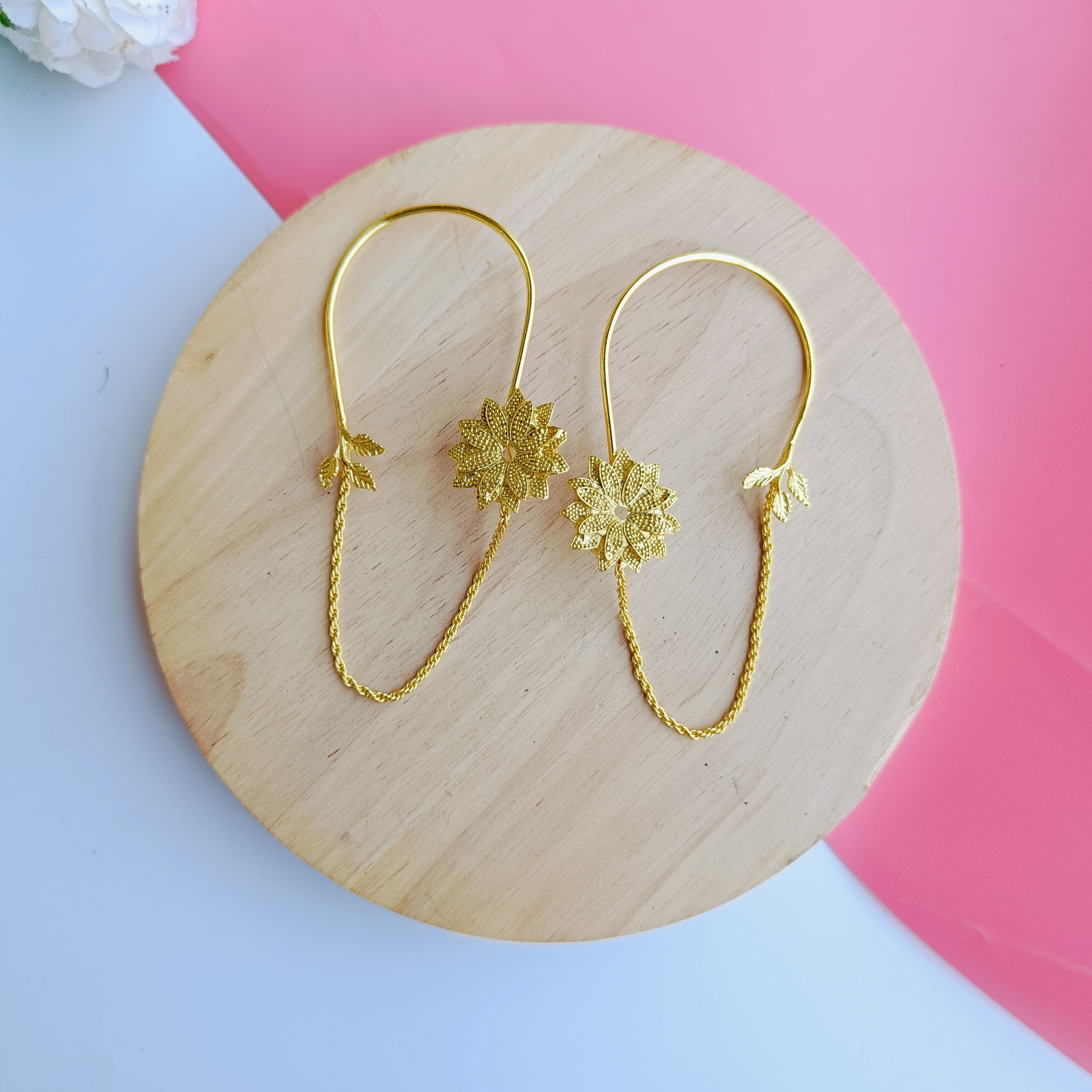 Layla Dora Gold Earcuff