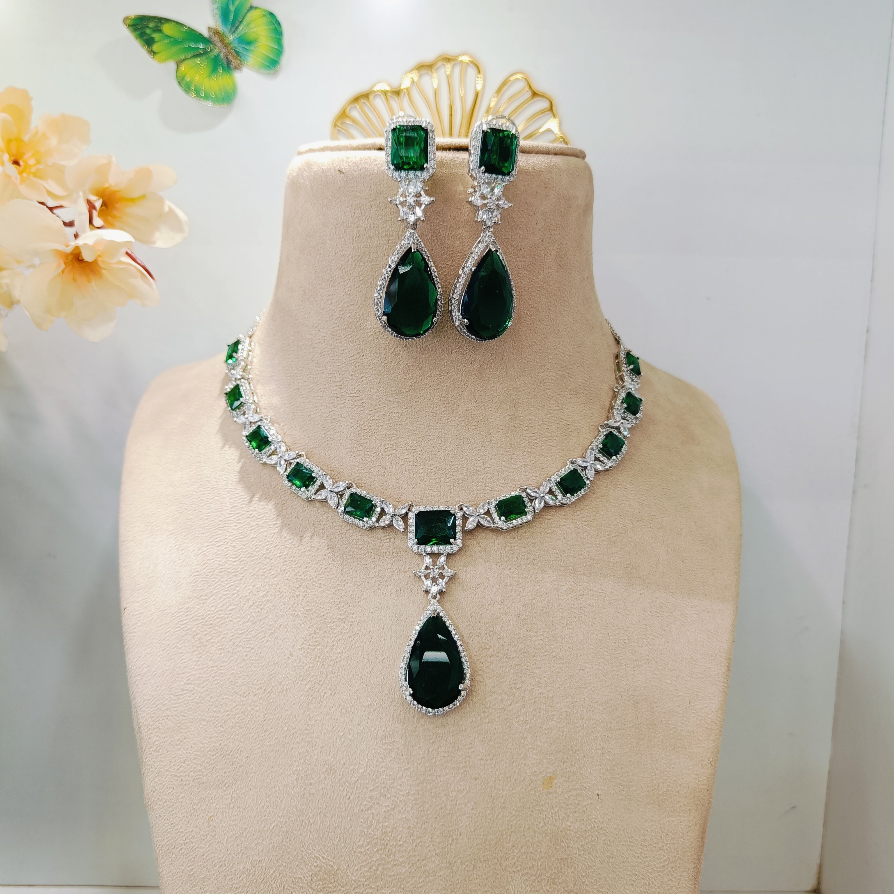 Aliya ad neckpiece