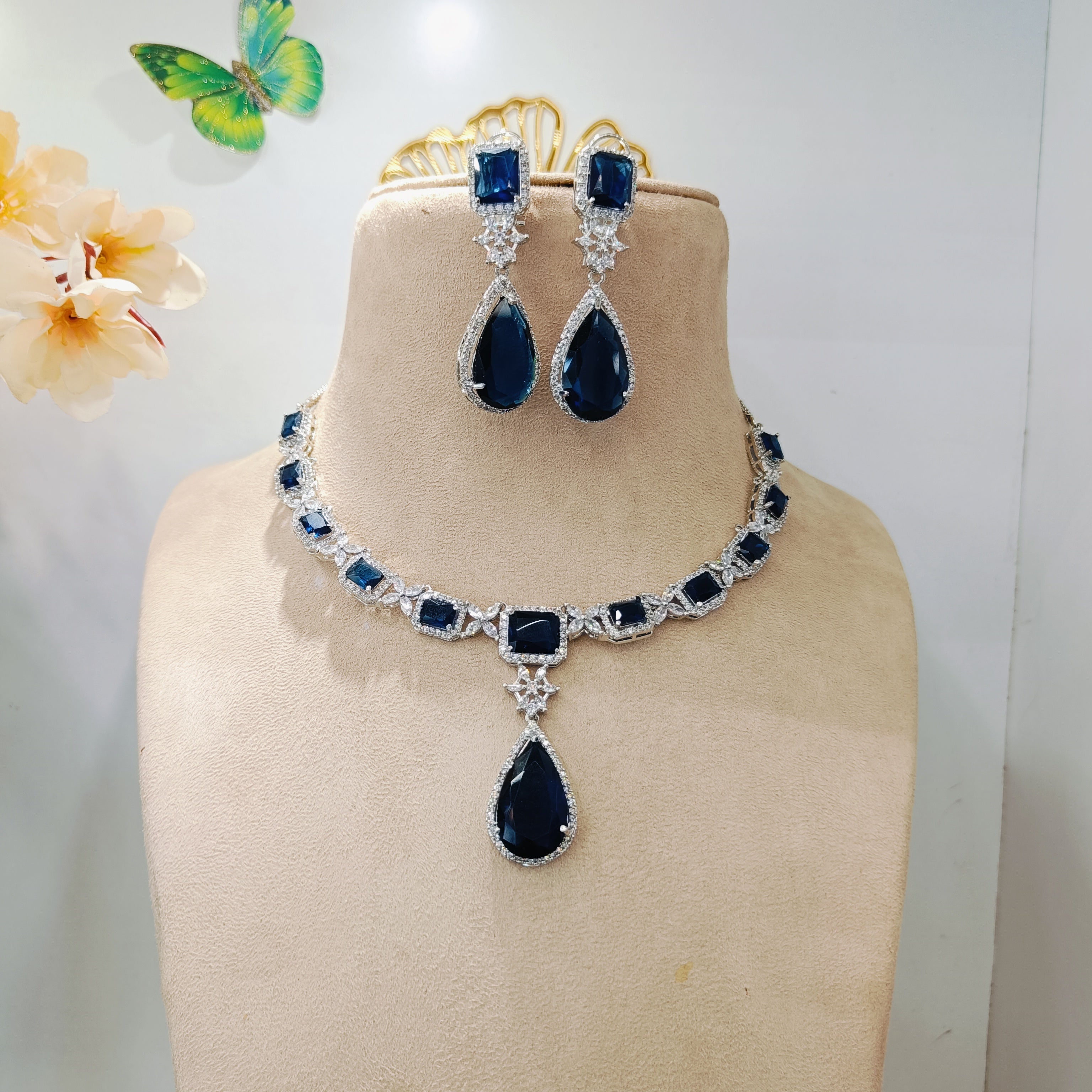 Aliya ad neckpiece