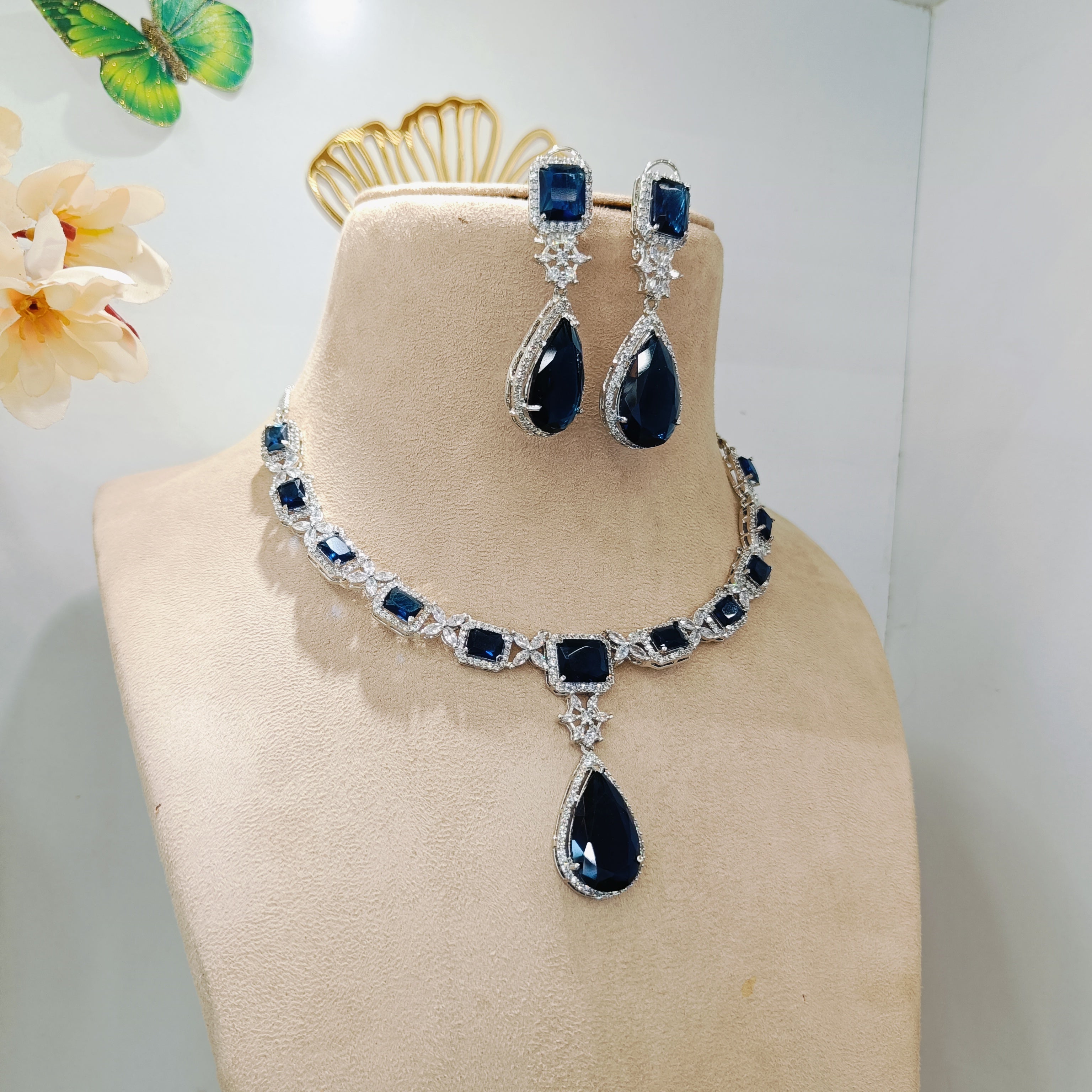 Aliya ad neckpiece