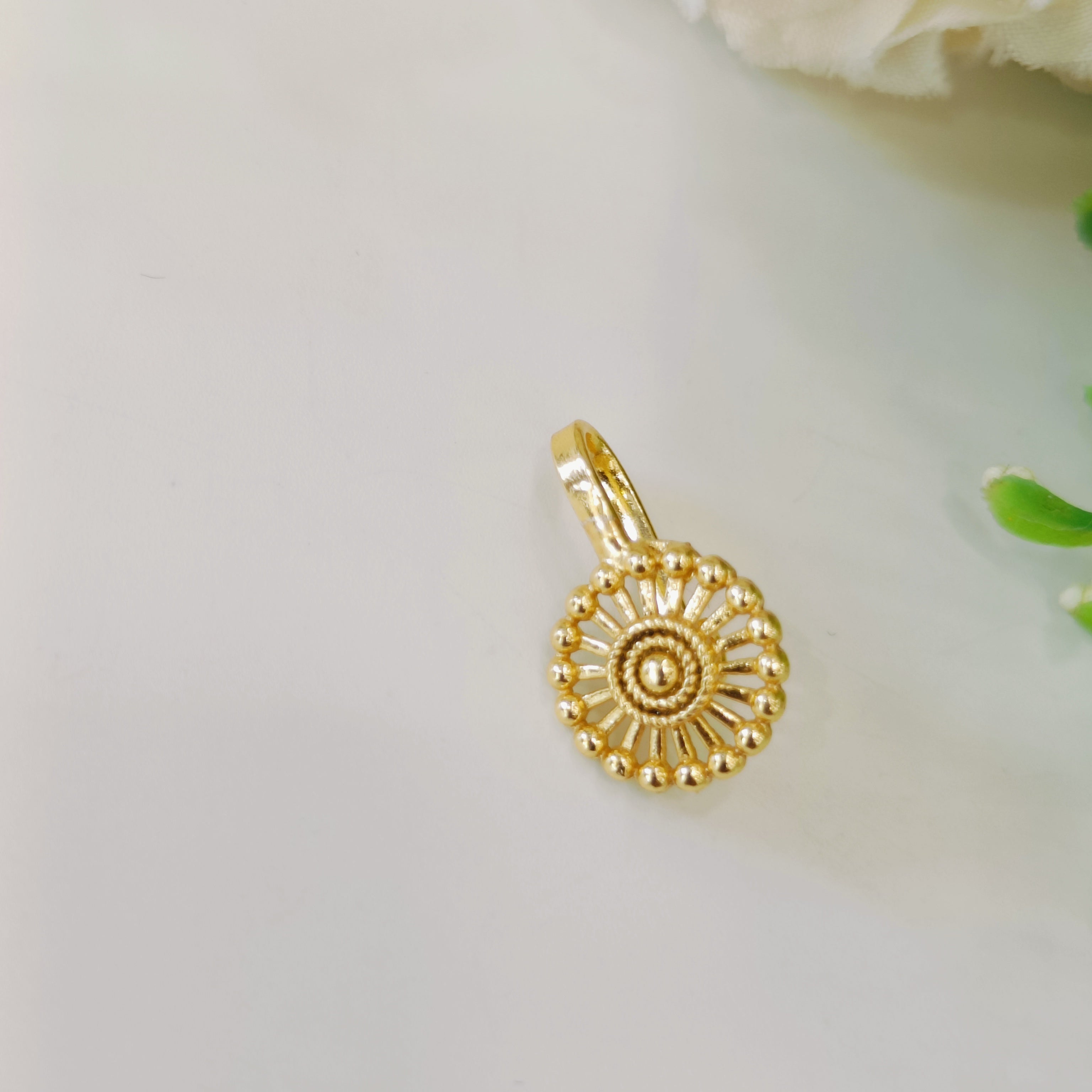 Layla gold nose pin 01