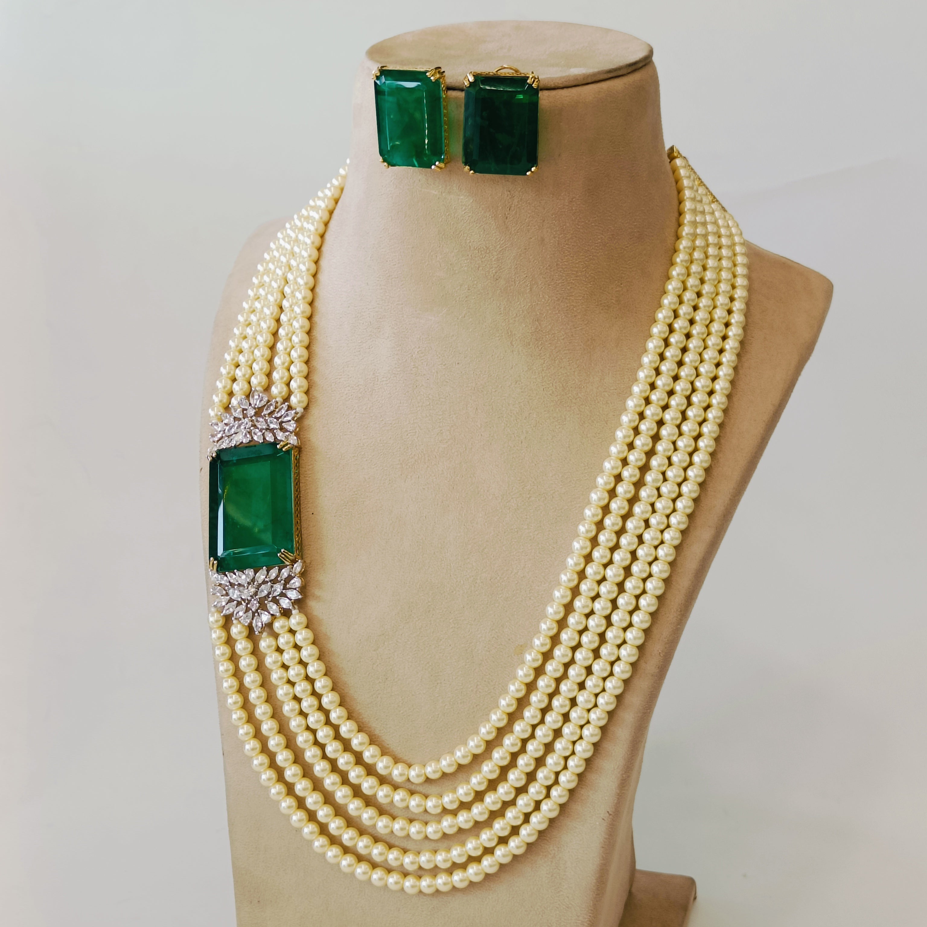 Ad Romy Pearl Neckpiece