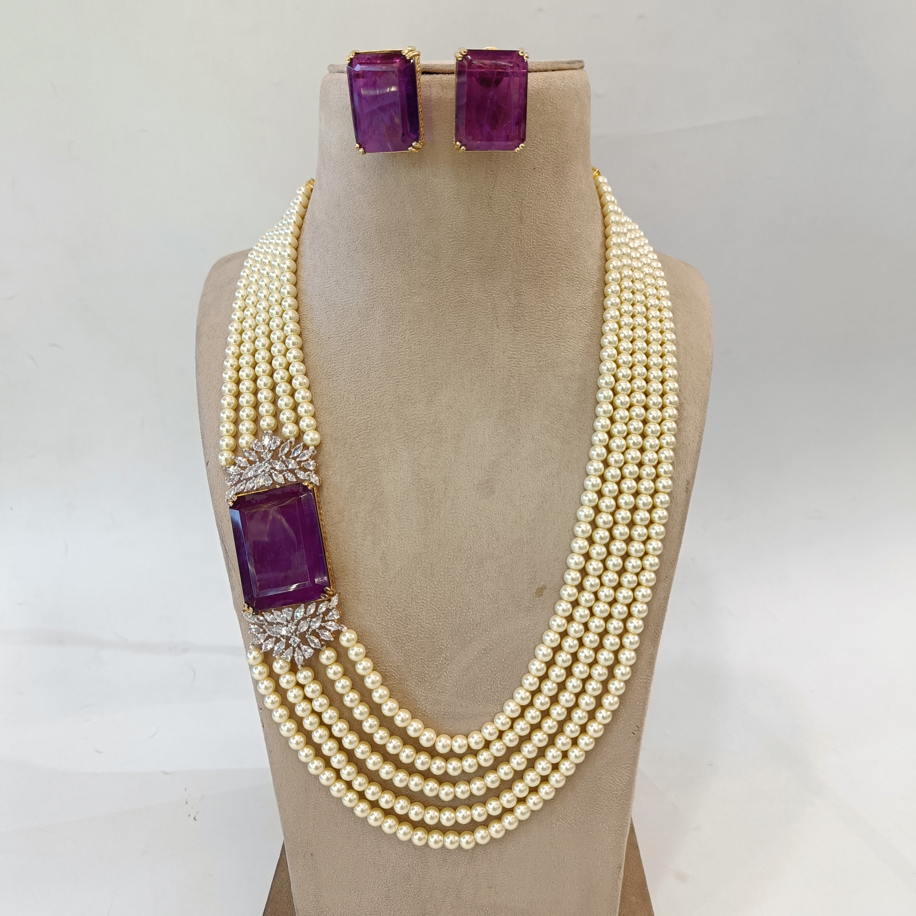 Ad Romy Pearl Neckpiece